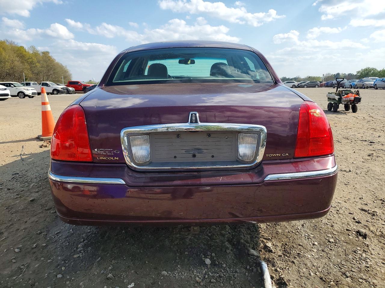 2007 Lincoln Town Car Signature Limited Maroon vin: 1LNHM82V07Y611068
