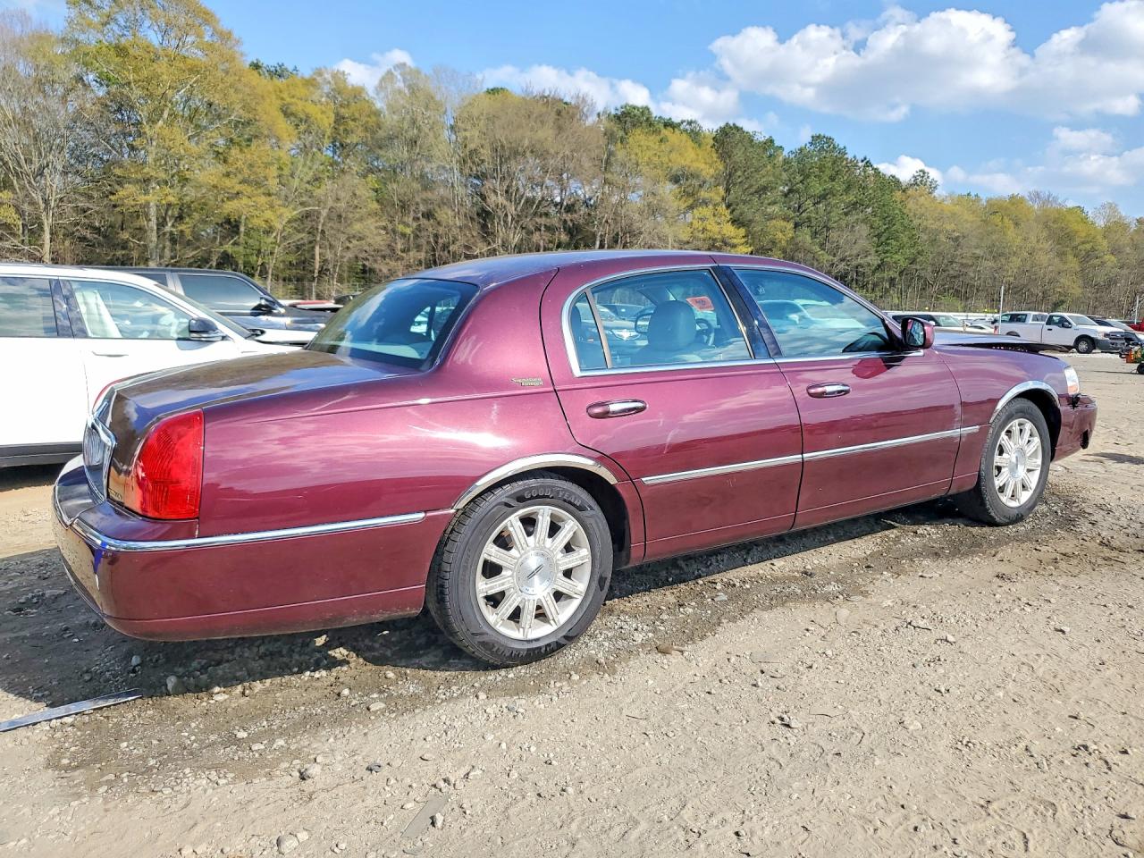 2007 Lincoln Town Car Signature Limited Maroon vin: 1LNHM82V07Y611068