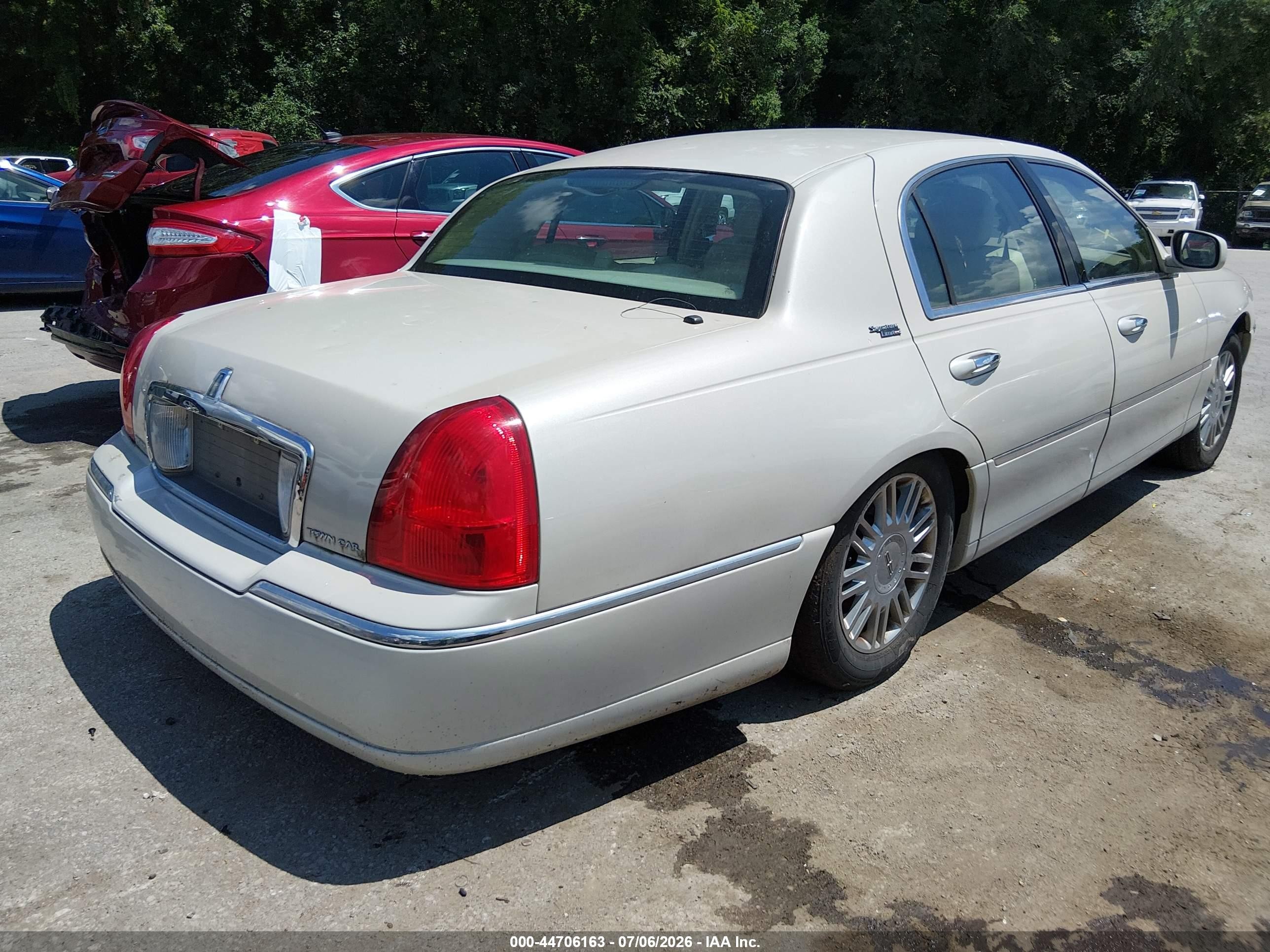 2007 Lincoln Town Car Signature Limited White vin: 1LNHM82V07Y612916
