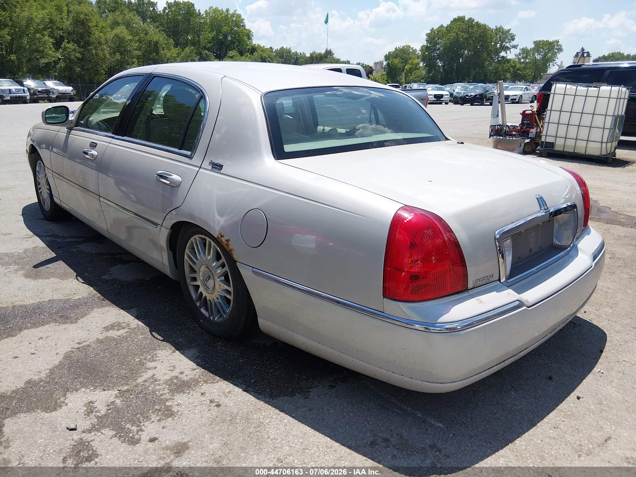 2007 Lincoln Town Car Signature Limited White vin: 1LNHM82V07Y612916