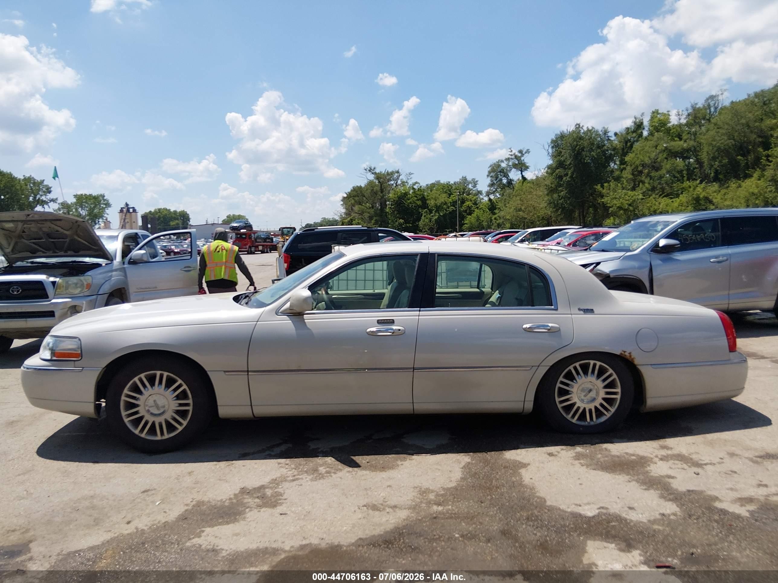 2007 Lincoln Town Car Signature Limited White vin: 1LNHM82V07Y612916