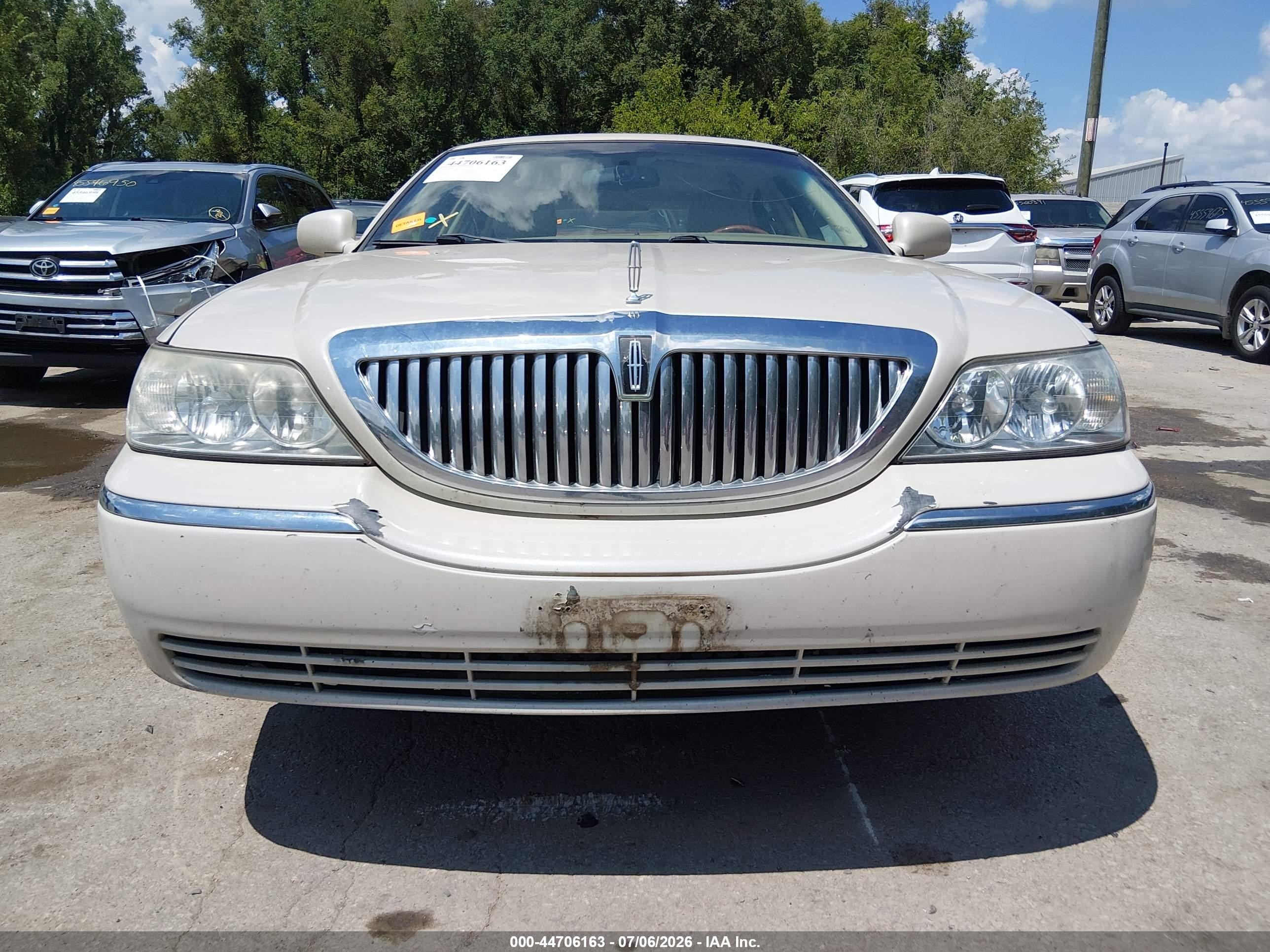 2007 Lincoln Town Car Signature Limited White vin: 1LNHM82V07Y612916