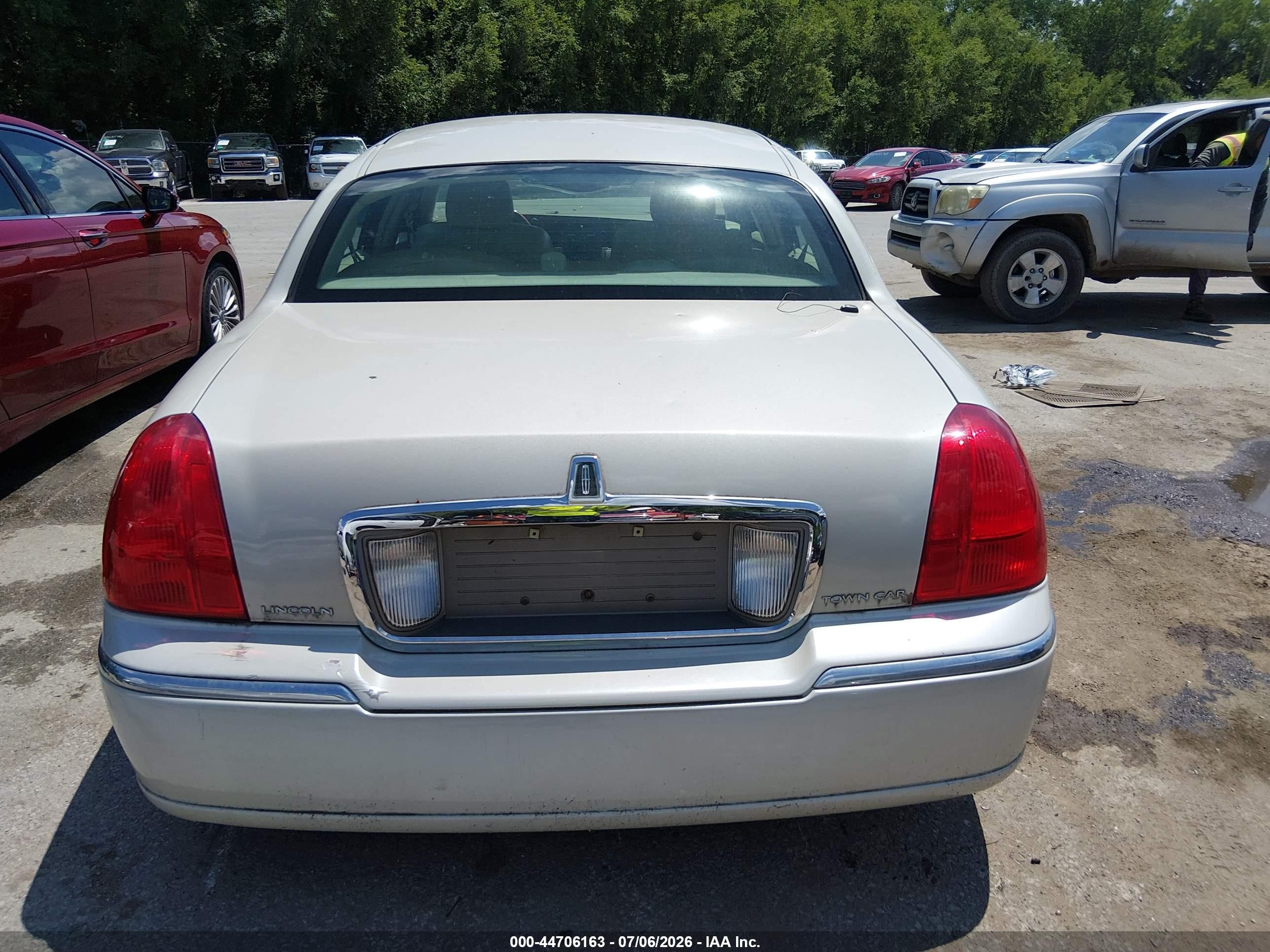 2007 Lincoln Town Car Signature Limited White vin: 1LNHM82V07Y612916
