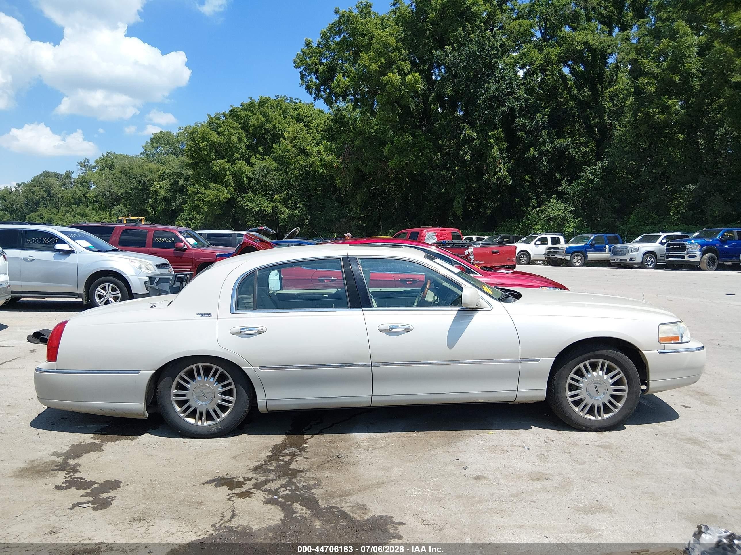 2007 Lincoln Town Car Signature Limited White vin: 1LNHM82V07Y612916