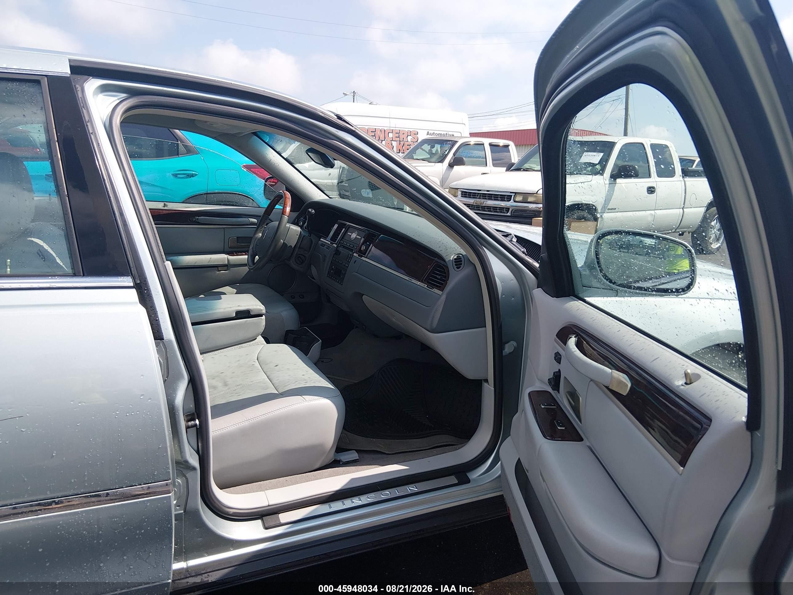 2007 Lincoln Town Car   Light Blue vin: 1LNHM82V07Y624340
