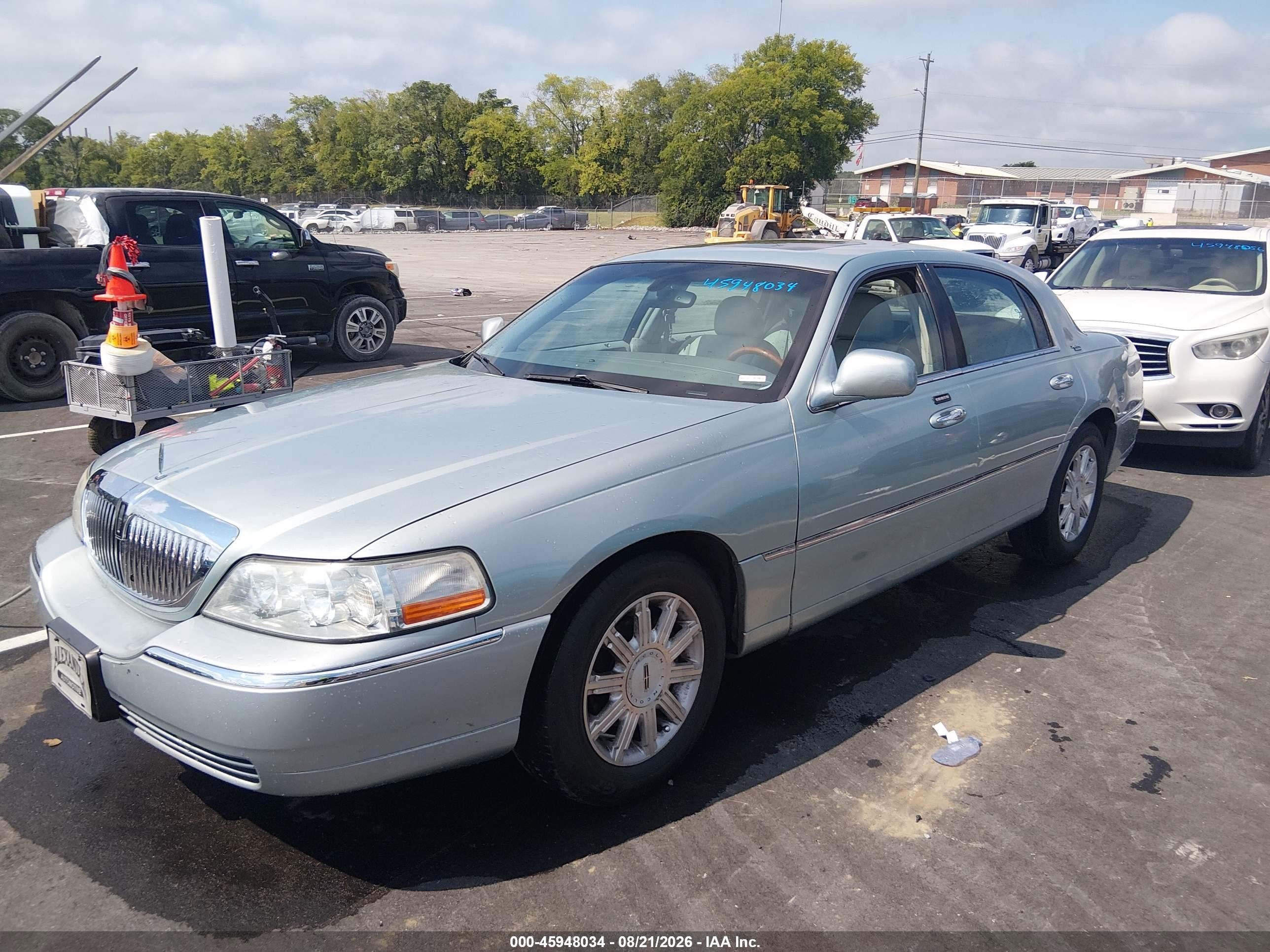 2007 Lincoln Town Car   Light Blue vin: 1LNHM82V07Y624340