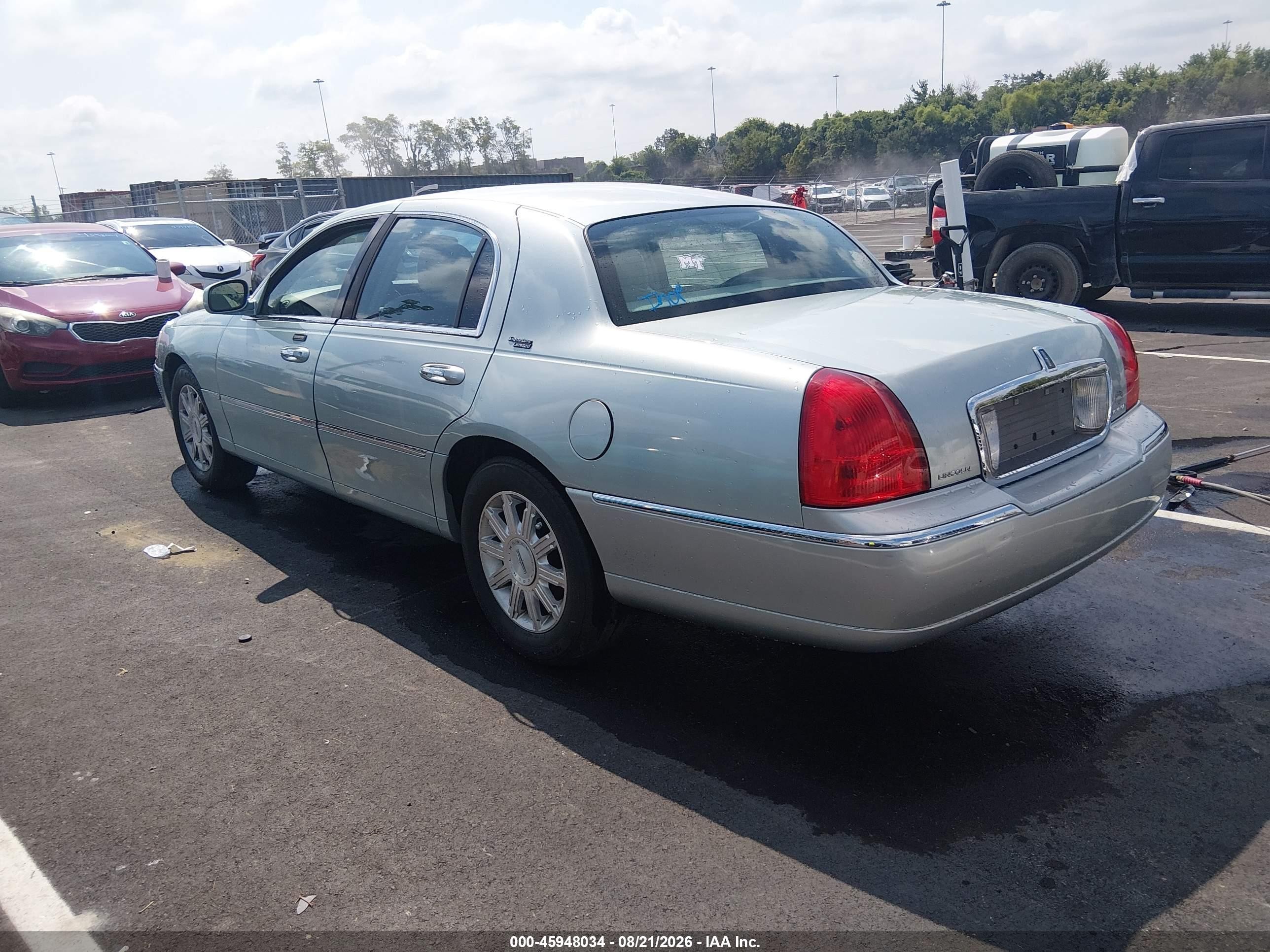 2007 Lincoln Town Car   Light Blue vin: 1LNHM82V07Y624340