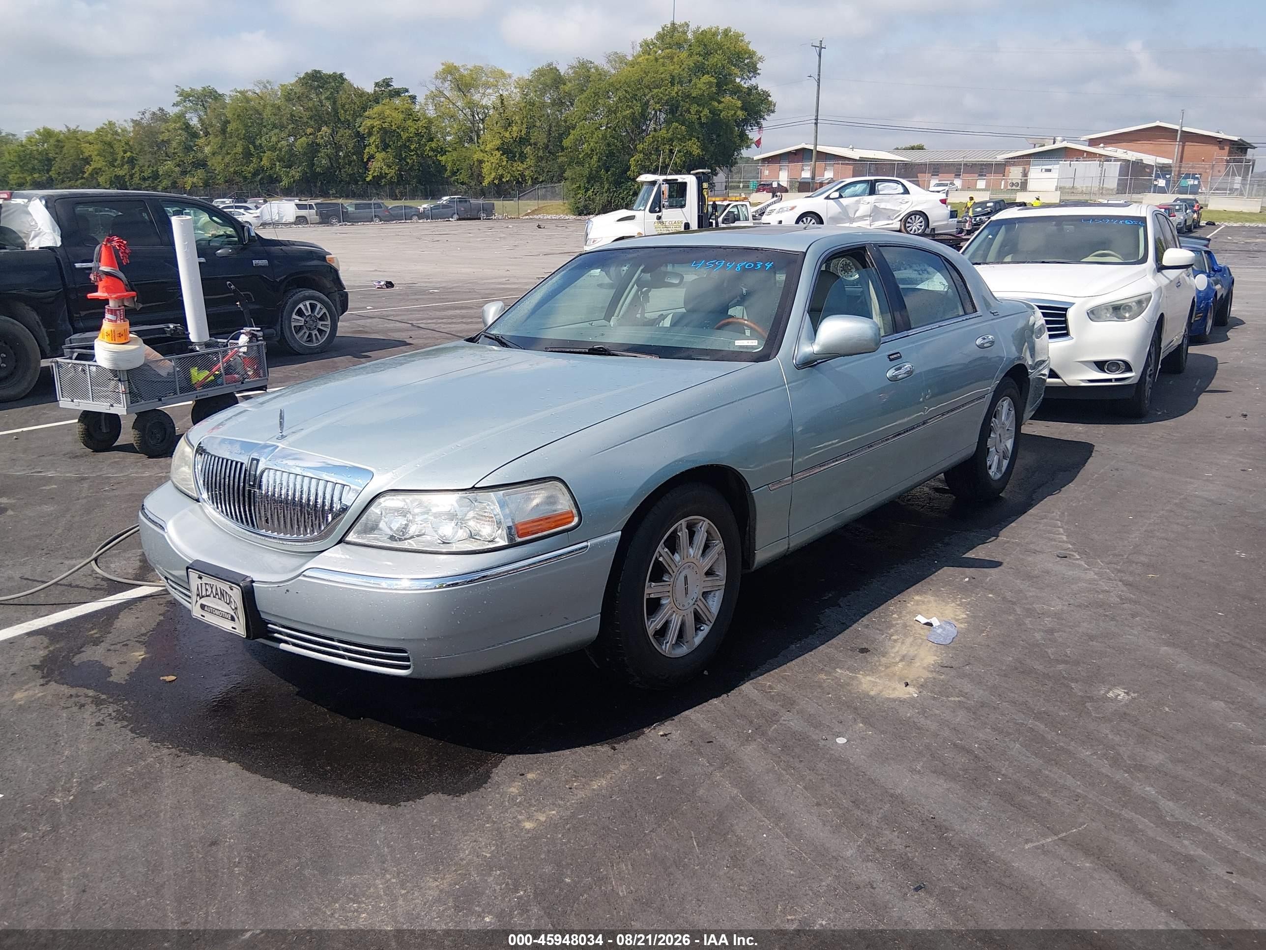 2007 Lincoln Town Car   Light Blue vin: 1LNHM82V07Y624340