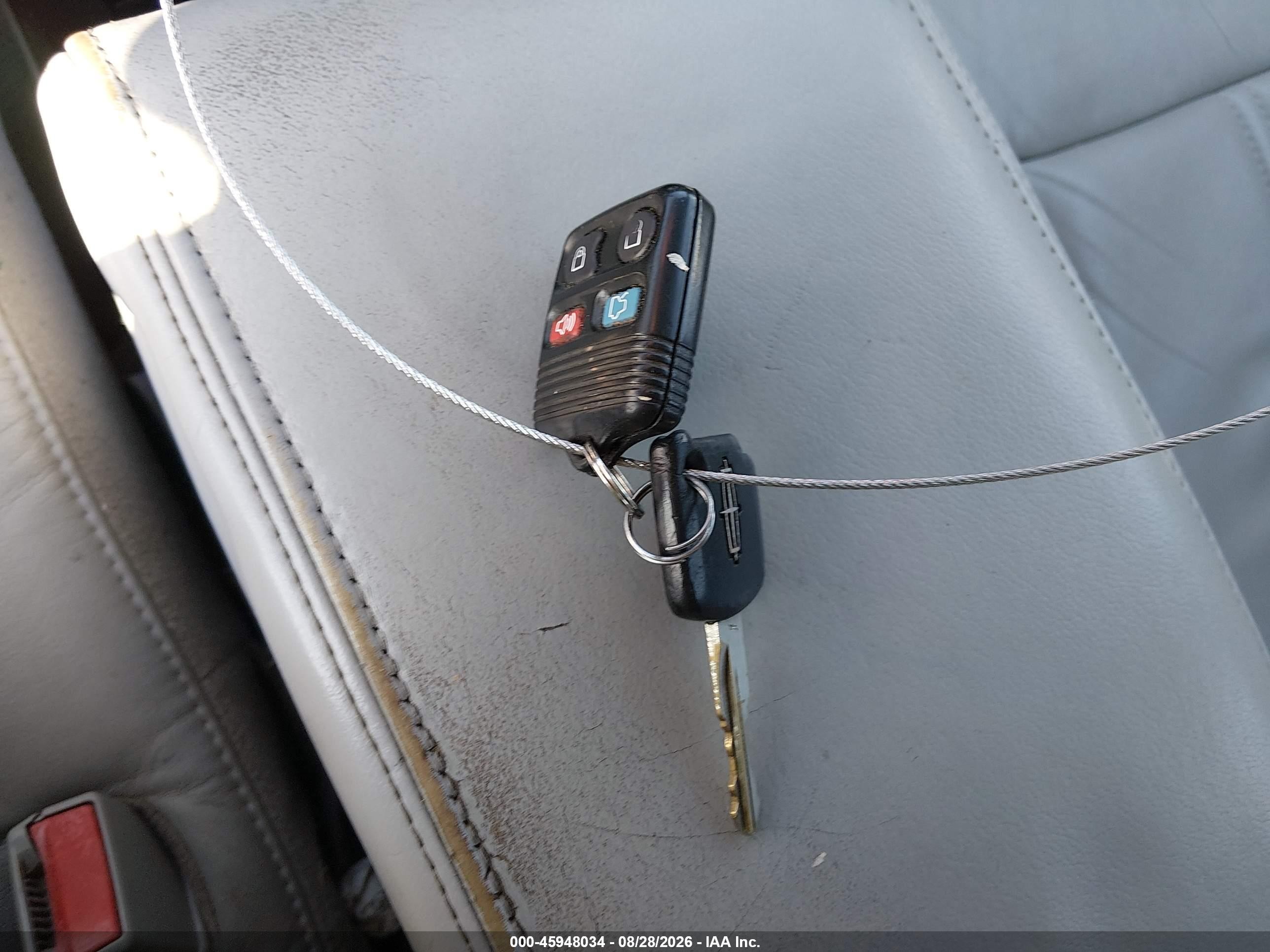 2007 Lincoln Town Car   Light Blue vin: 1LNHM82V07Y624340
