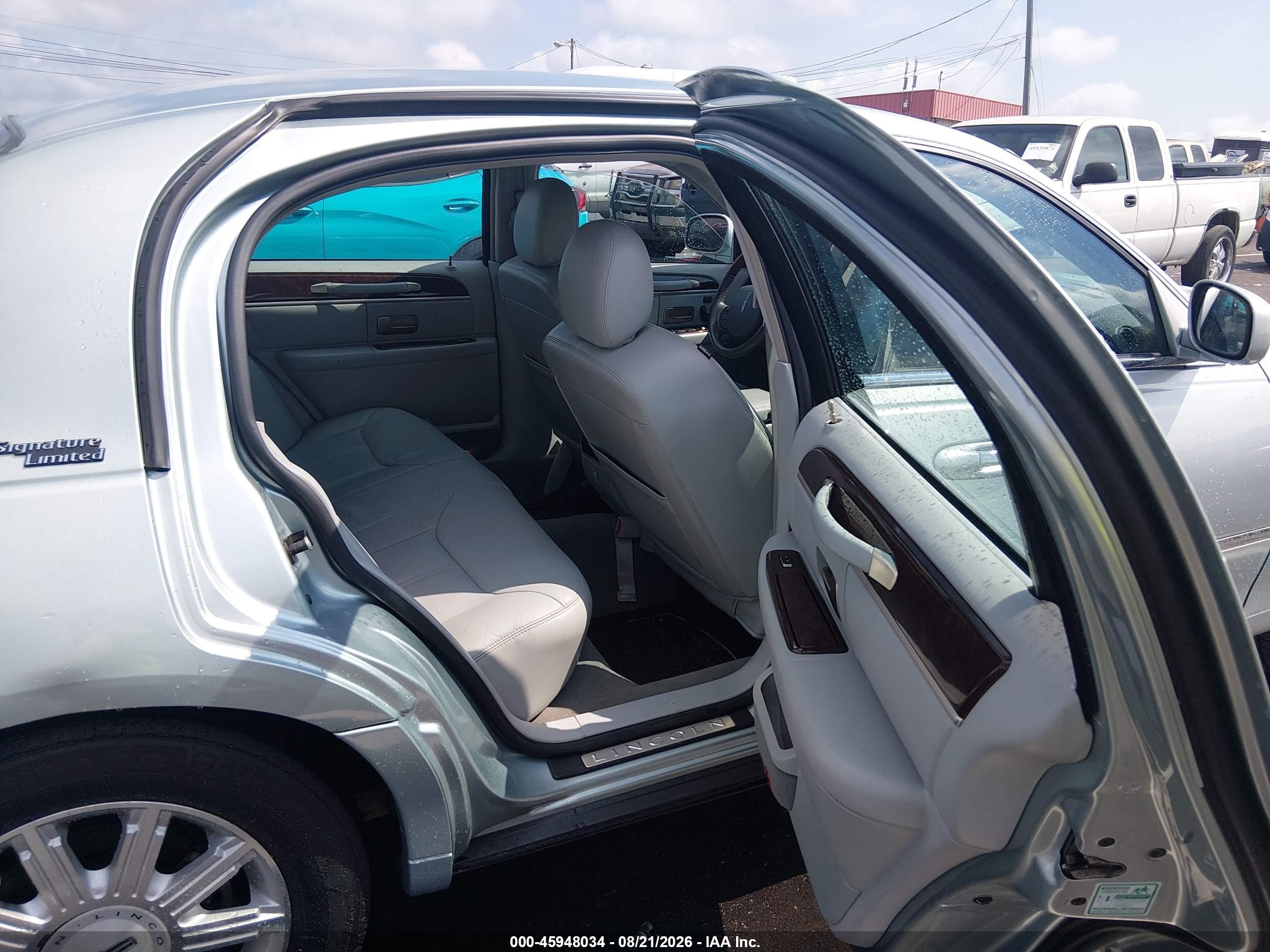 2007 Lincoln Town Car   Light Blue vin: 1LNHM82V07Y624340