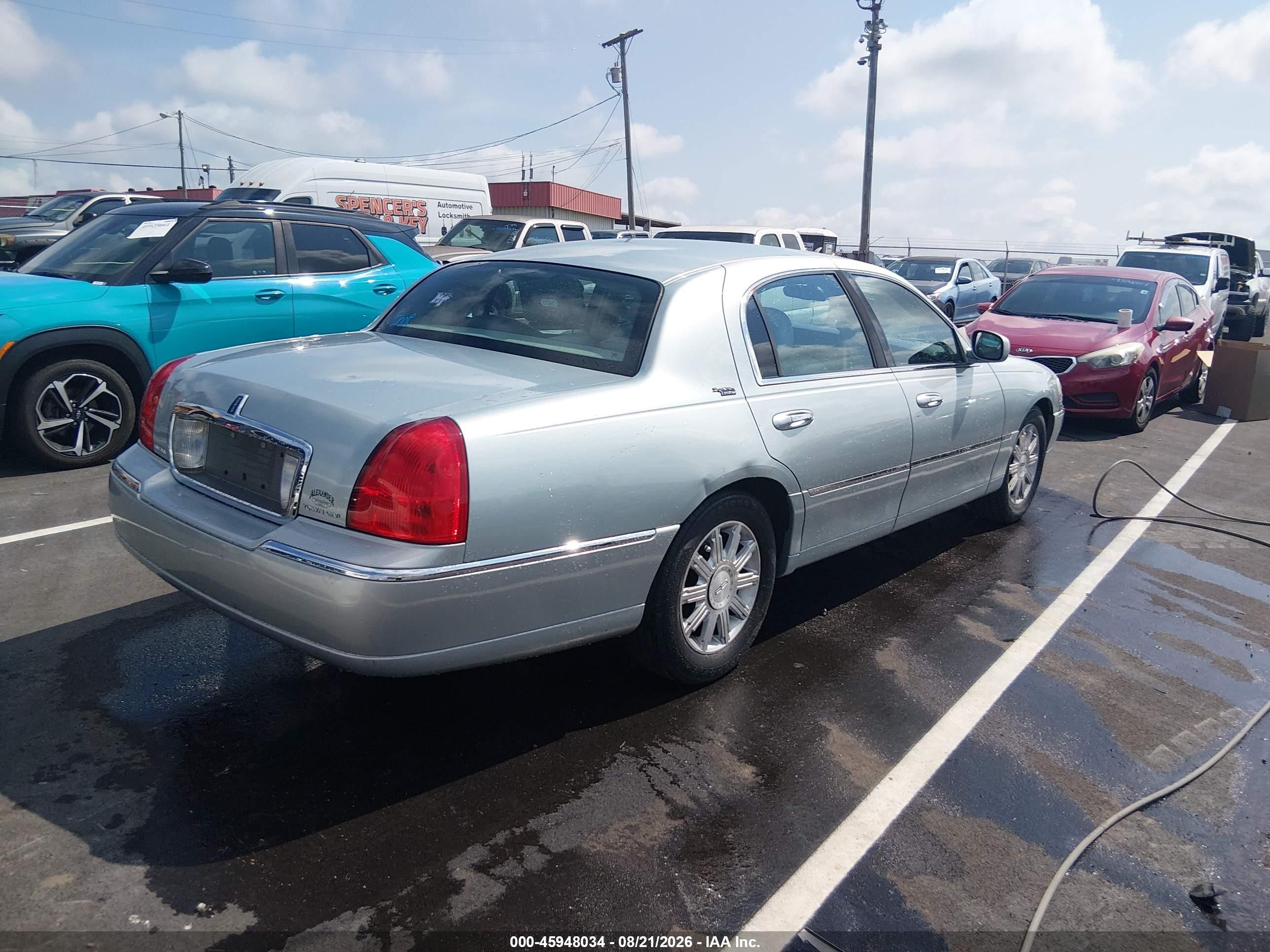 2007 Lincoln Town Car   Light Blue vin: 1LNHM82V07Y624340