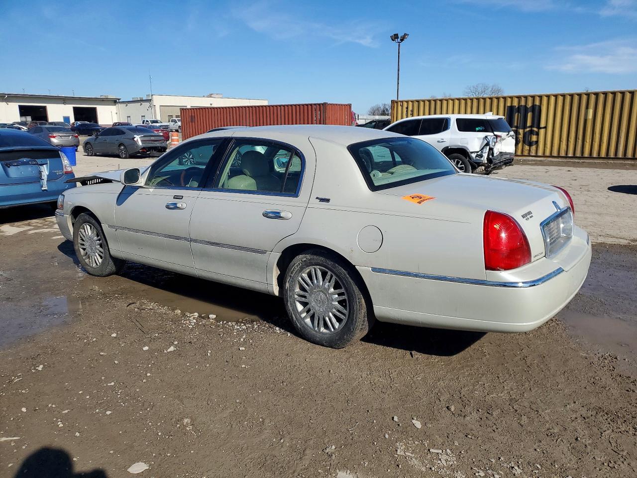 2007 Lincoln Town Car Beige vin: 1LNHM82V17Y608910