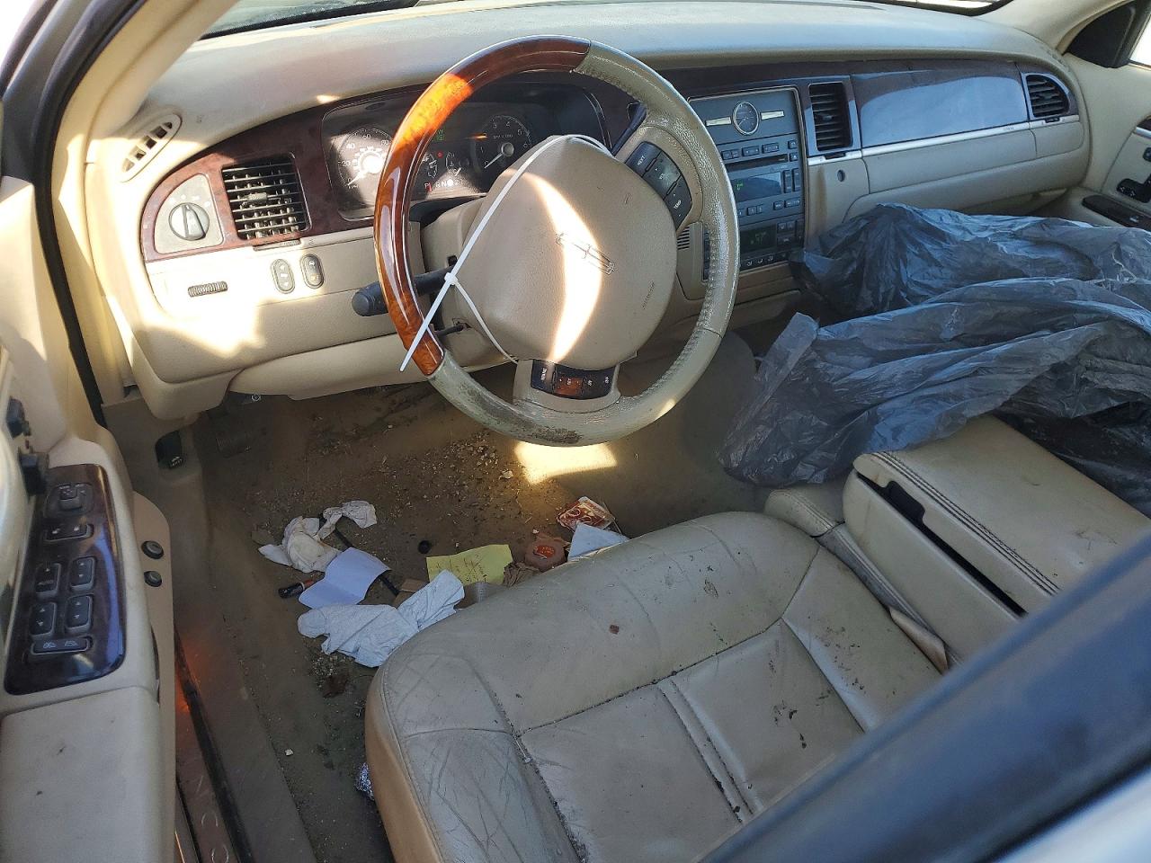 2007 Lincoln Town Car Beige vin: 1LNHM82V17Y608910