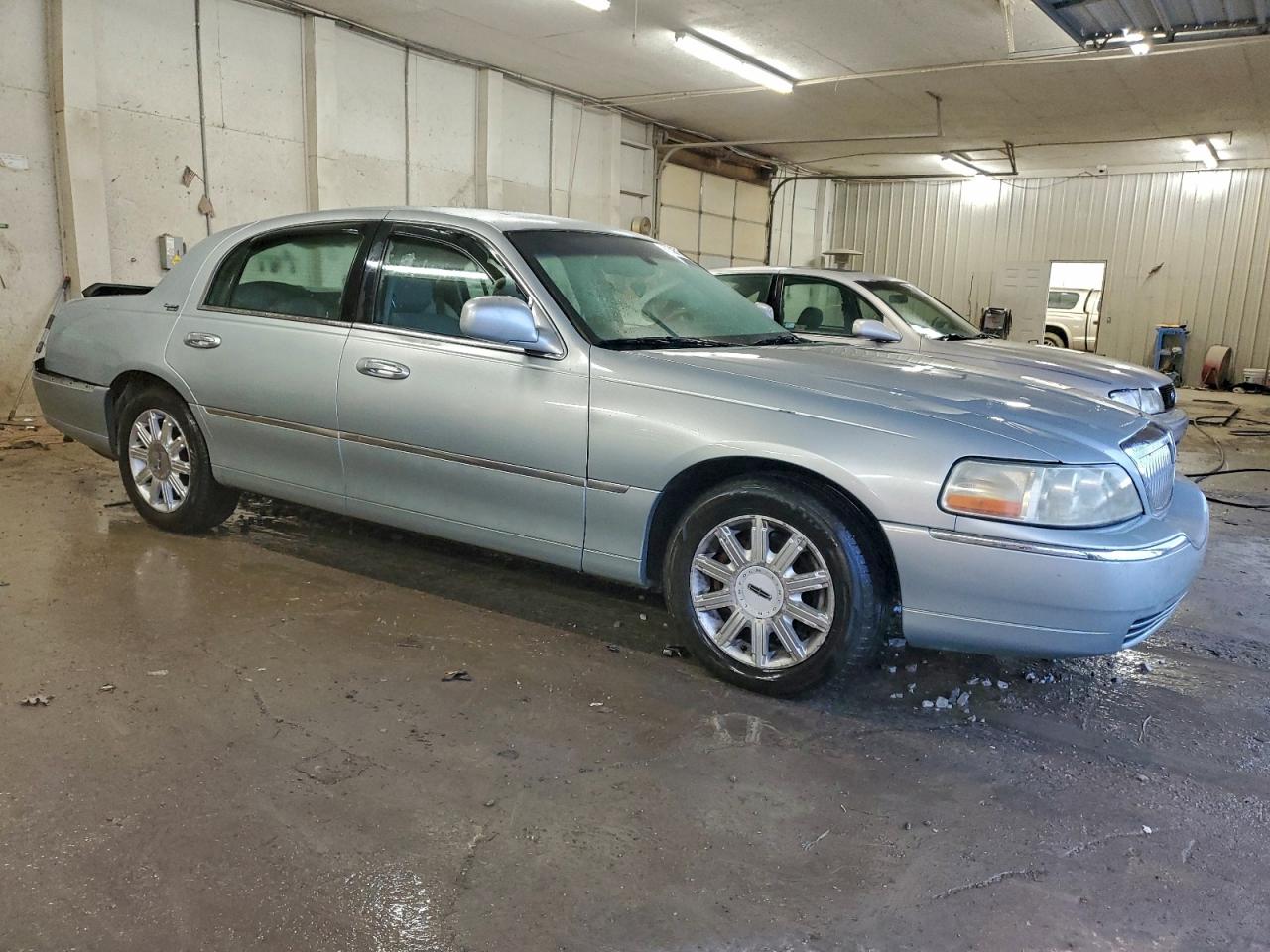 2007 Lincoln Town Car Signature Limited Silver vin: 1LNHM82V17Y619194
