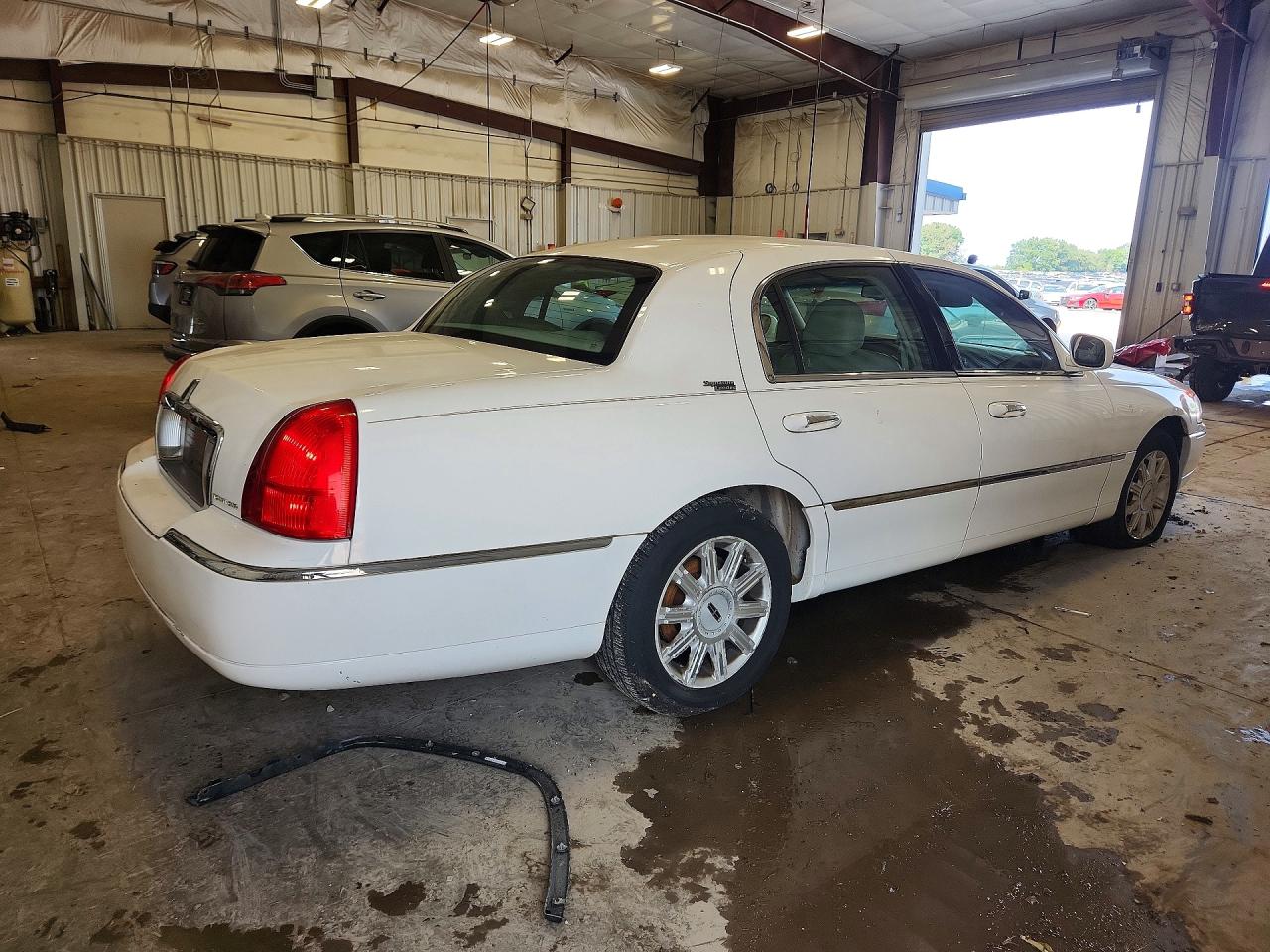 2006 Lincoln Town Car Signature Limited White vin: 1LNHM82V26Y626167