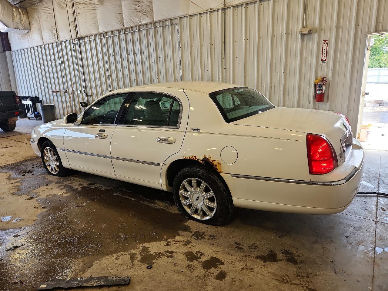 2006 Lincoln Town Car Signature Limited White vin: 1LNHM82V26Y626167