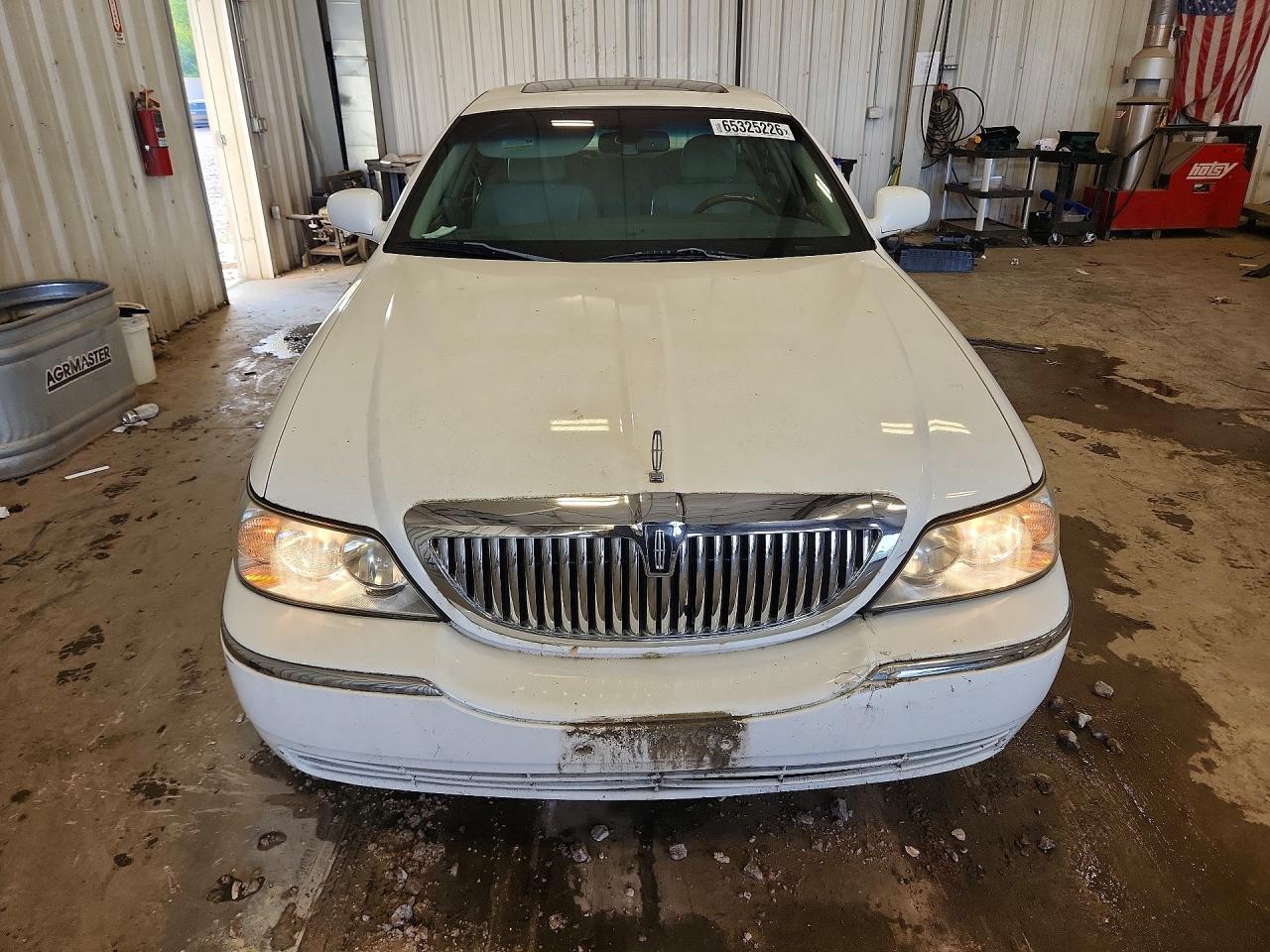 2006 Lincoln Town Car Signature Limited White vin: 1LNHM82V26Y626167