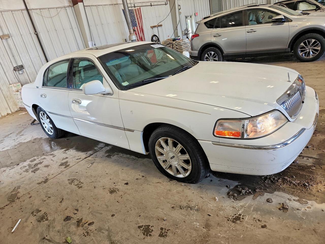 2006 Lincoln Town Car Signature Limited White vin: 1LNHM82V26Y626167