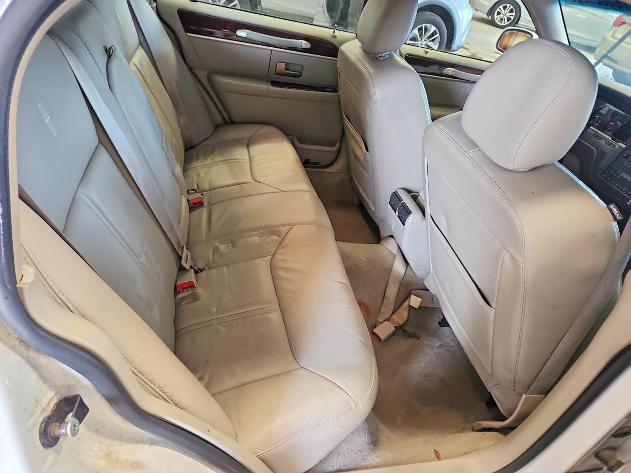 2006 Lincoln Town Car Signature Limited White vin: 1LNHM82V26Y626167