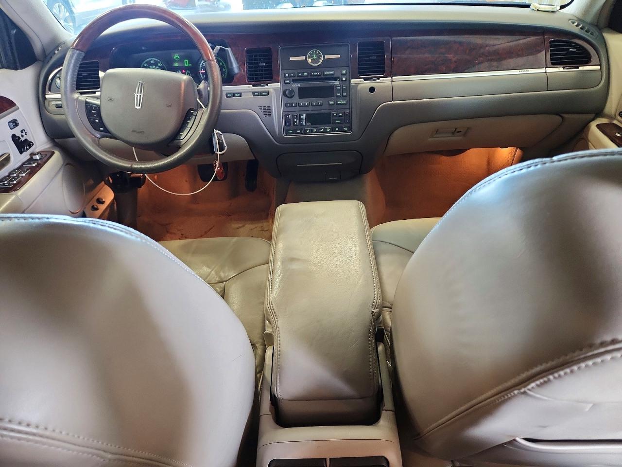 2006 Lincoln Town Car Signature Limited White vin: 1LNHM82V26Y626167