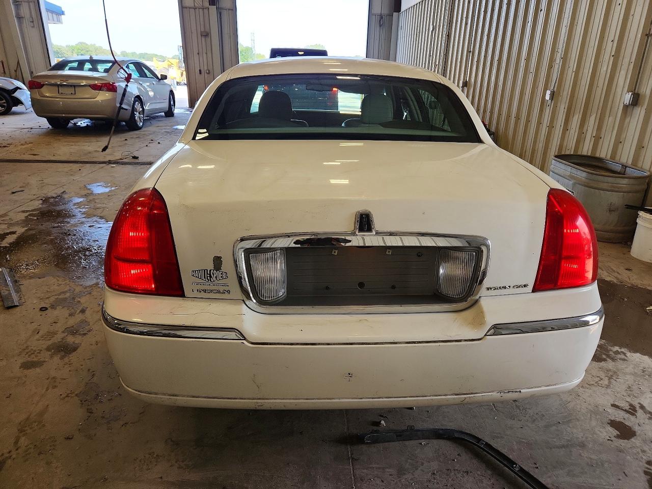 2006 Lincoln Town Car Signature Limited White vin: 1LNHM82V26Y626167