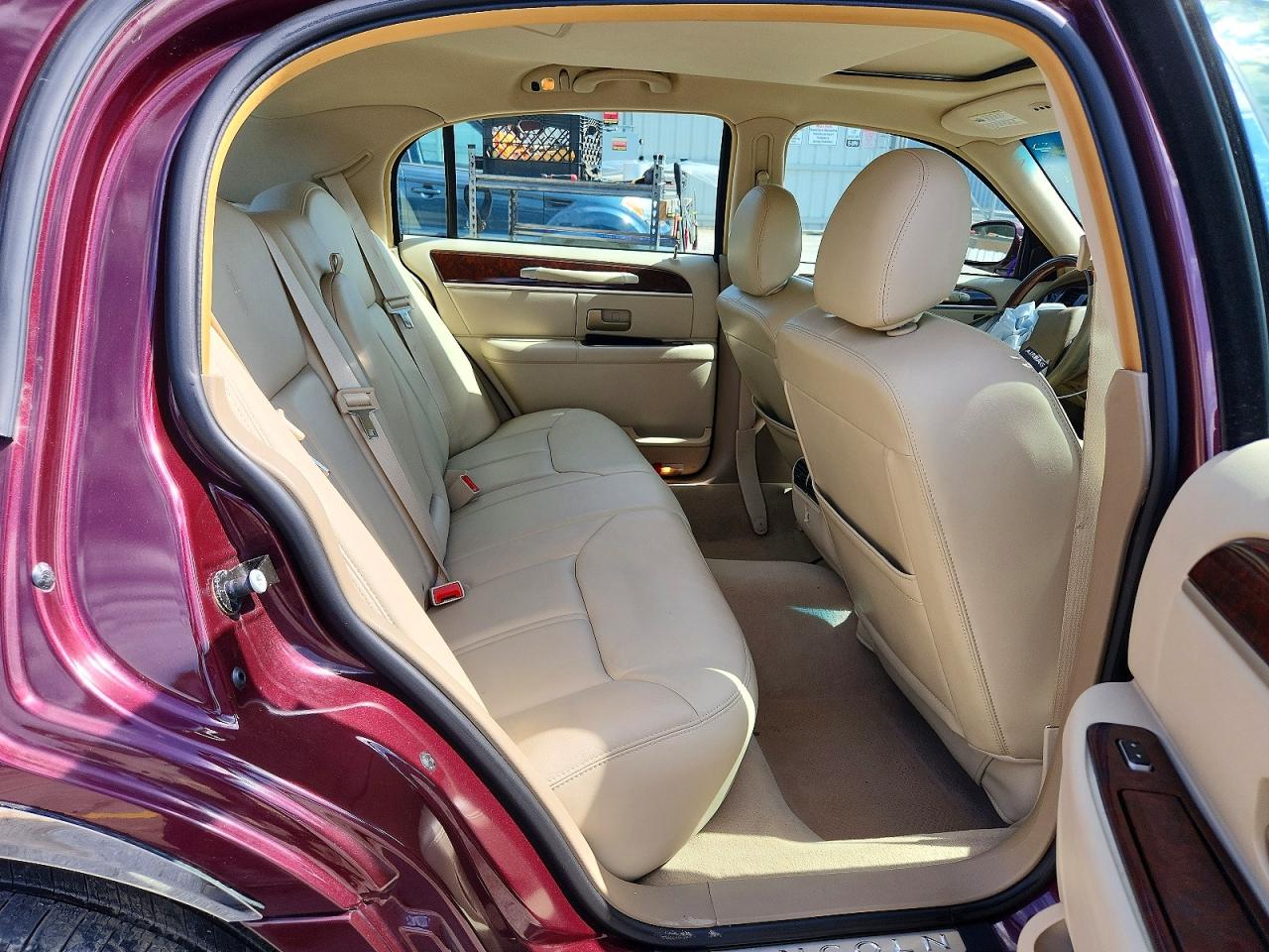 2006 Lincoln Town Car Signature Limited Burgundy vin: 1LNHM82V26Y644071