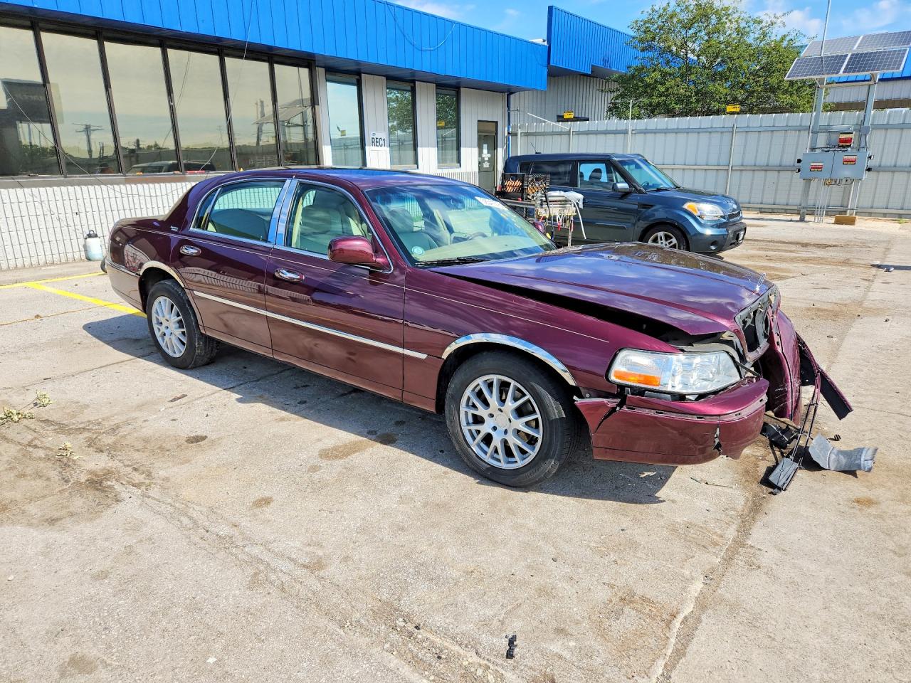 2006 Lincoln Town Car Signature Limited Burgundy vin: 1LNHM82V26Y644071