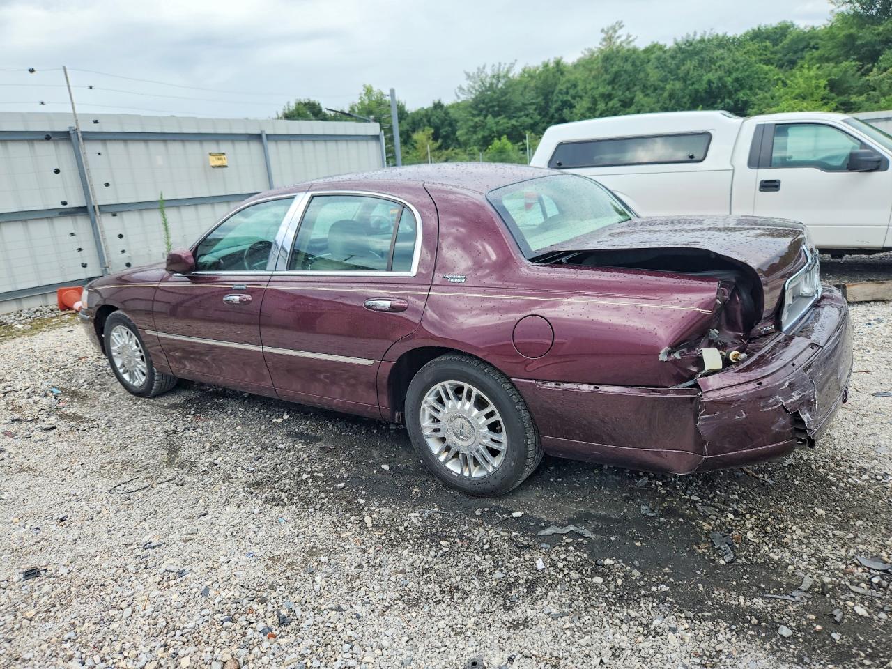 2006 Lincoln Town Car Signature Limited Burgundy vin: 1LNHM82V26Y645804