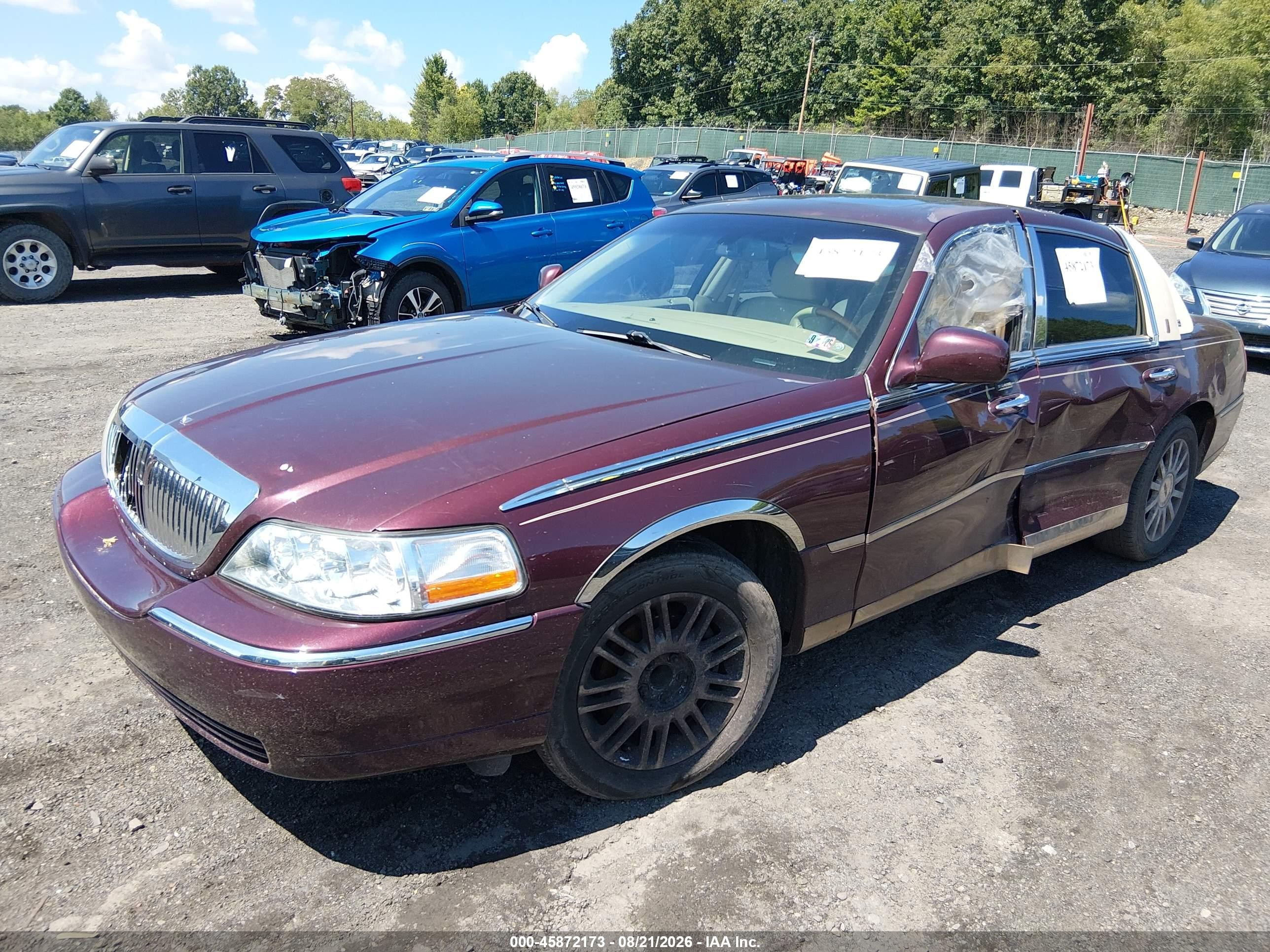 2007 Lincoln Town Car Signature Limited Maroon vin: 1LNHM82V27Y601934