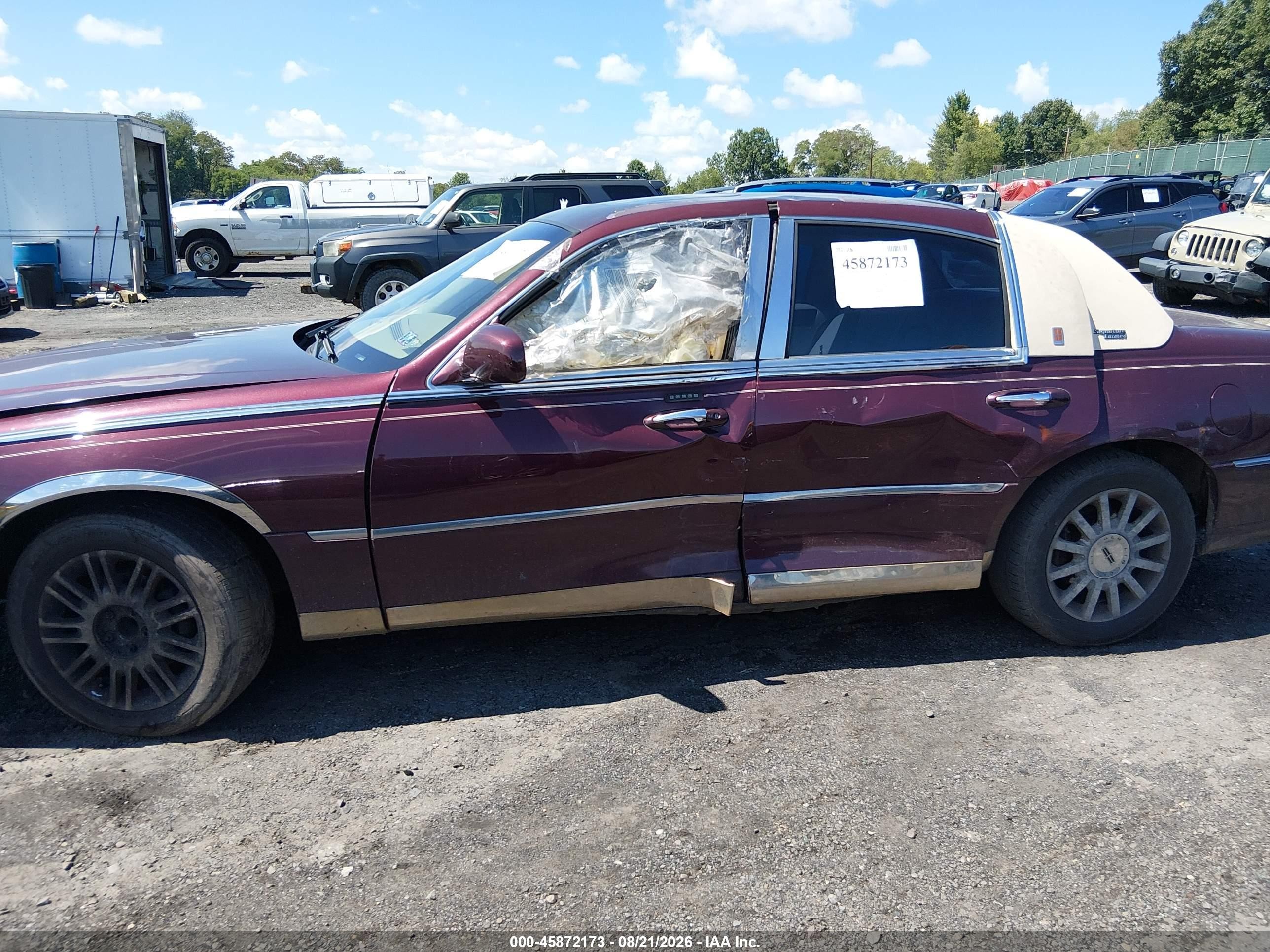 2007 Lincoln Town Car Signature Limited Maroon vin: 1LNHM82V27Y601934