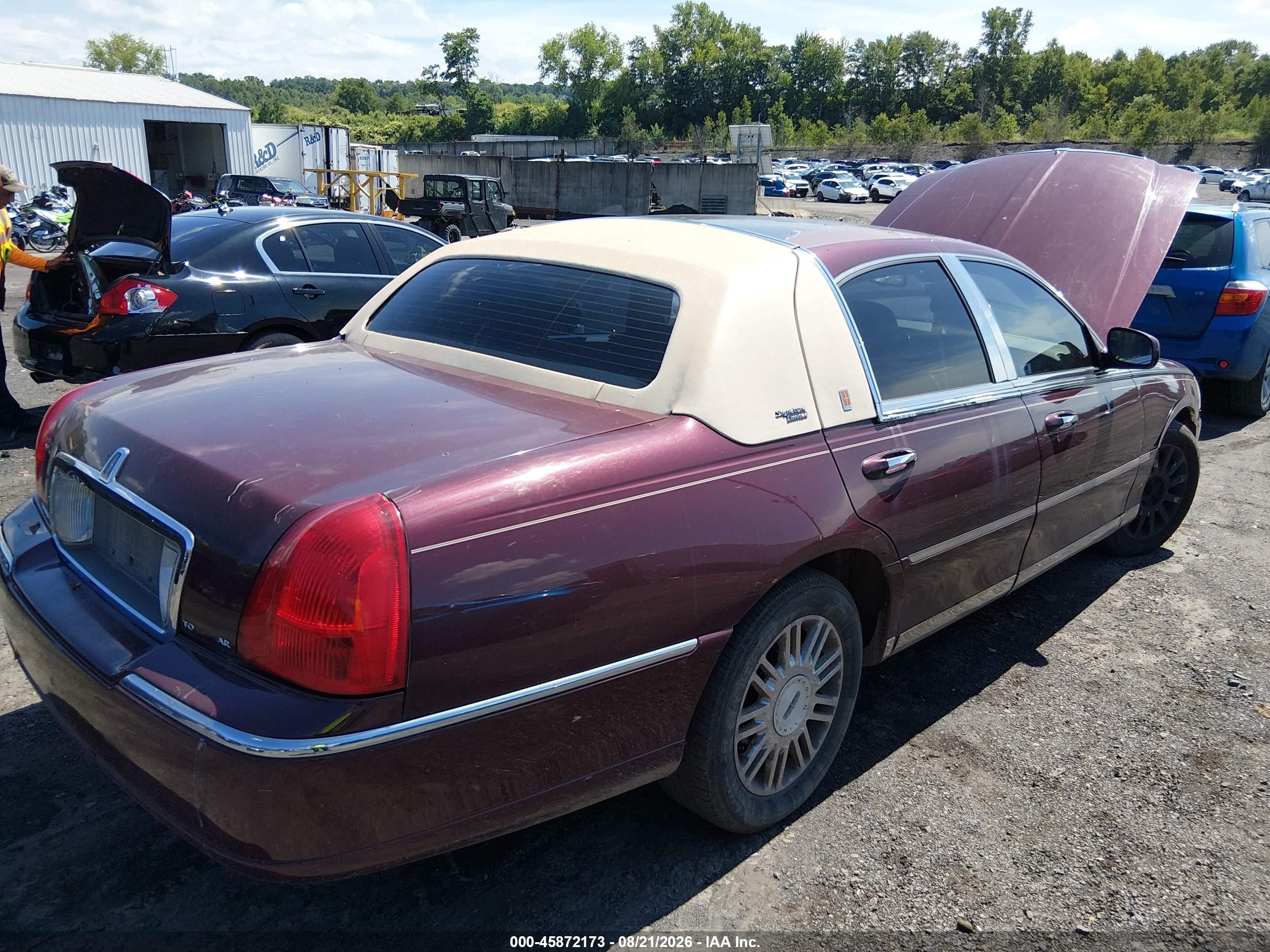 2007 Lincoln Town Car Signature Limited Maroon vin: 1LNHM82V27Y601934