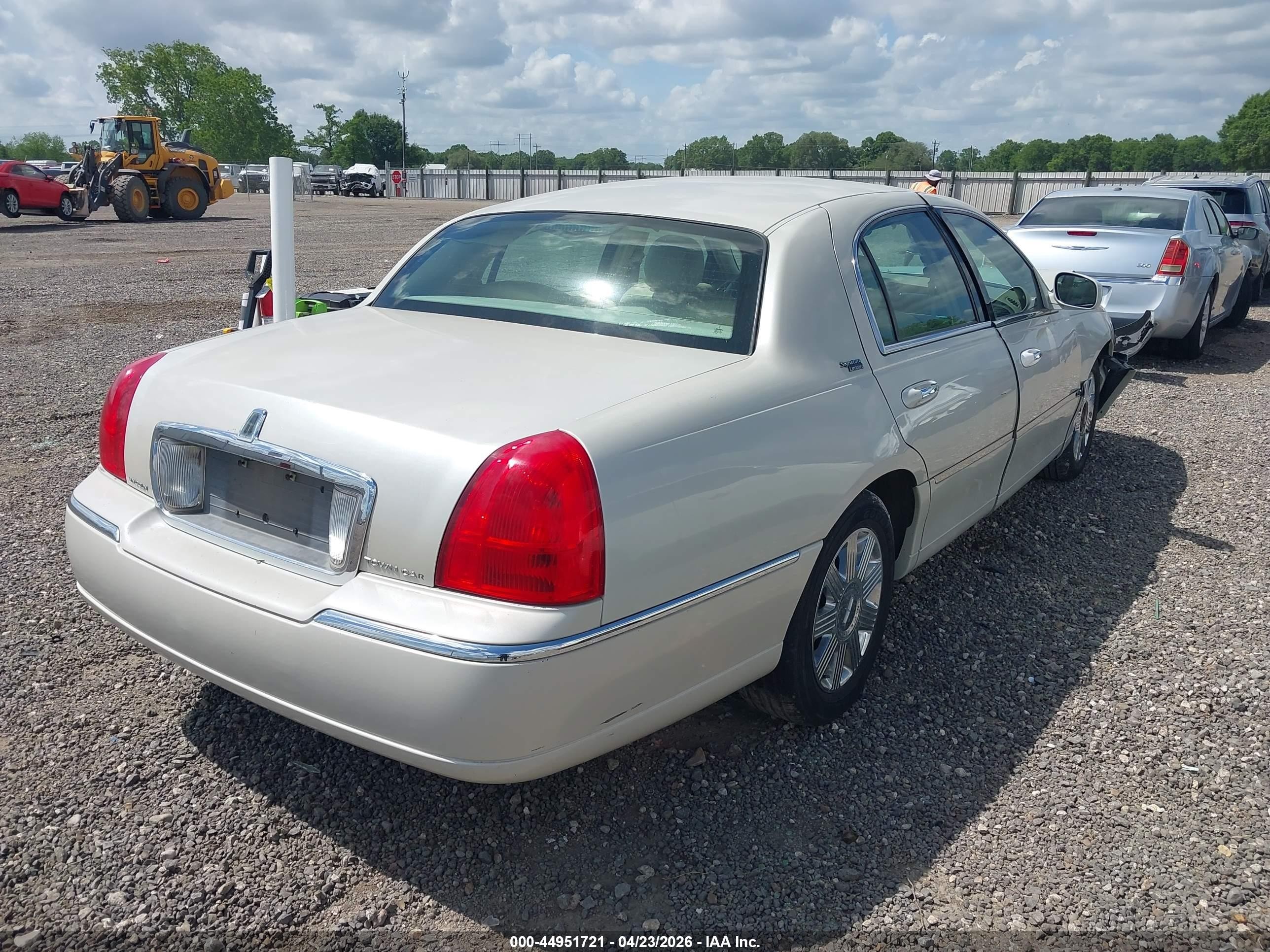 2007 Lincoln Town Car Signature Limited White vin: 1LNHM82V27Y610455