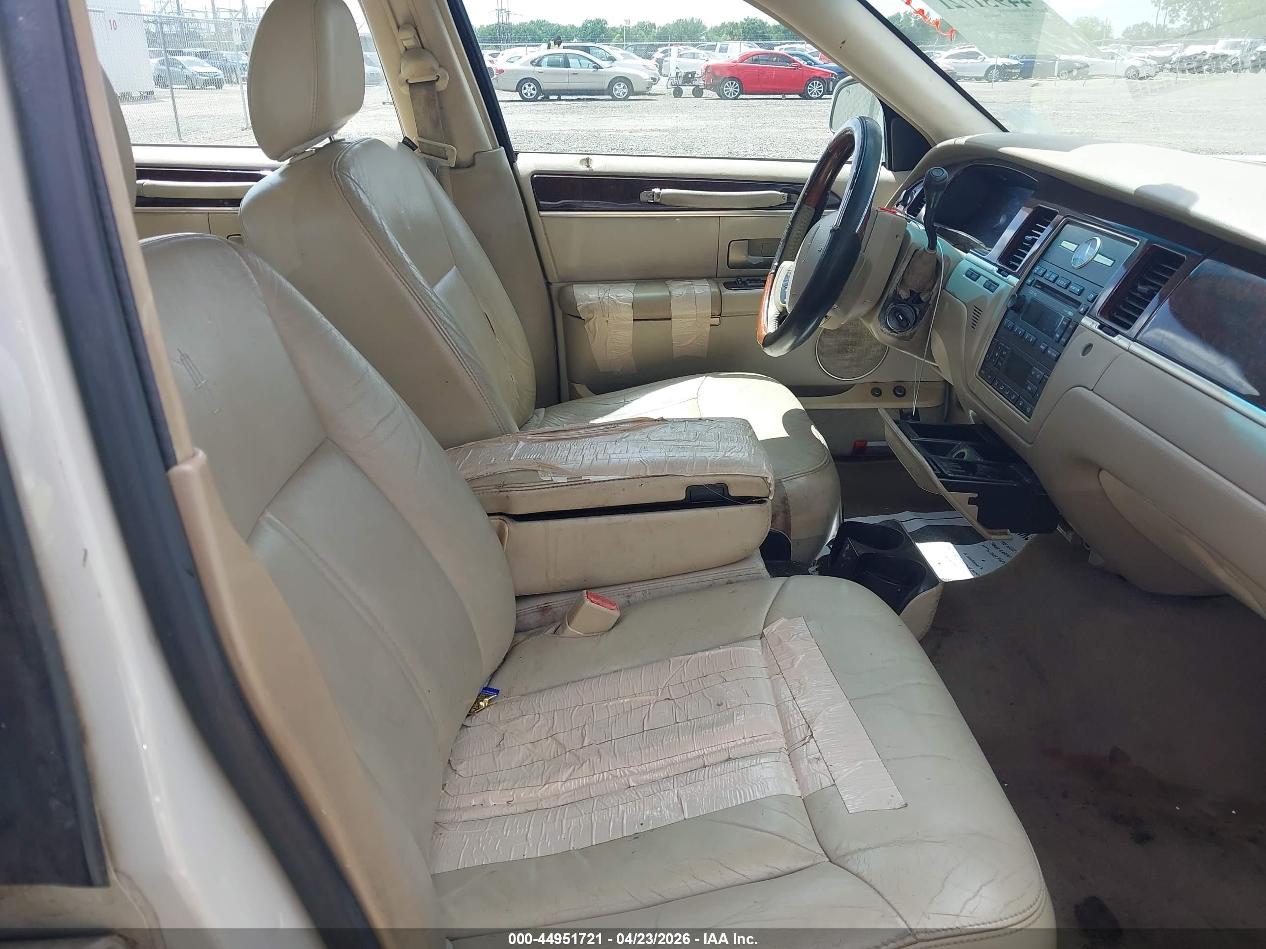 2007 Lincoln Town Car Signature Limited White vin: 1LNHM82V27Y610455