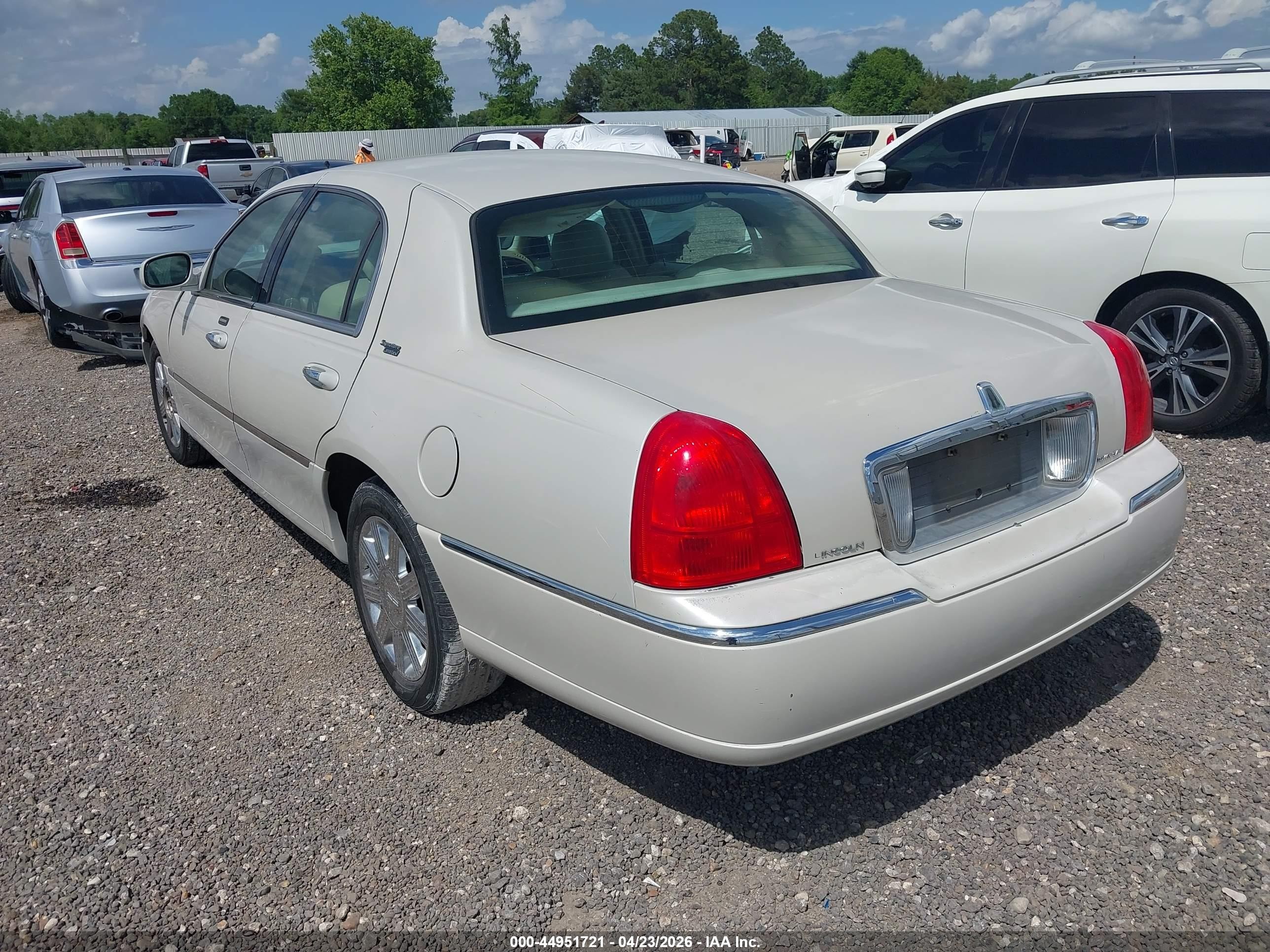 2007 Lincoln Town Car Signature Limited White vin: 1LNHM82V27Y610455