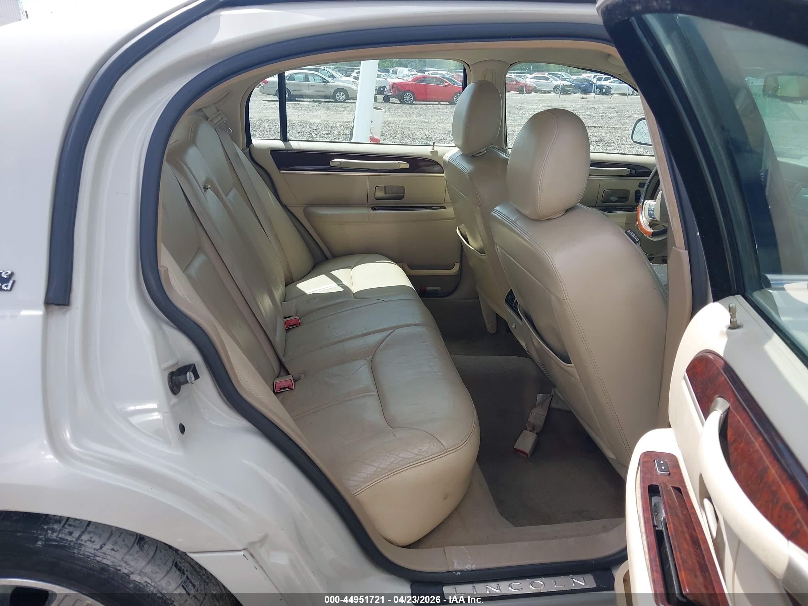 2007 Lincoln Town Car Signature Limited White vin: 1LNHM82V27Y610455
