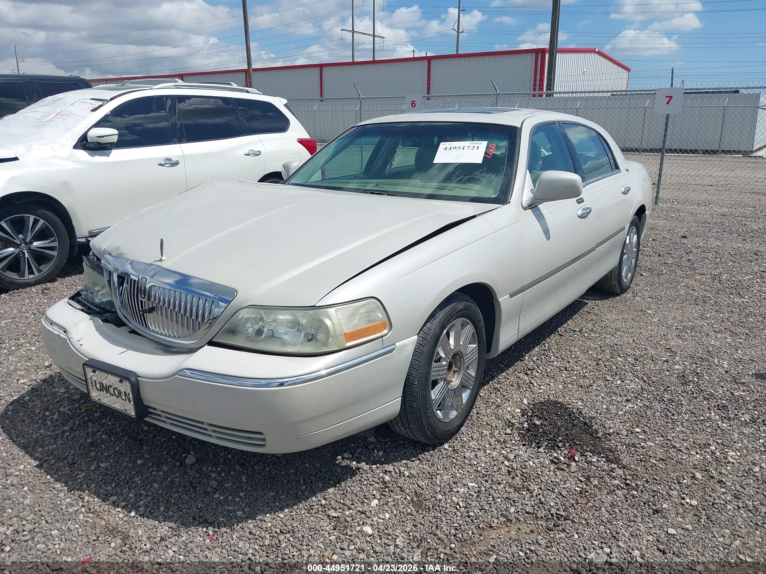 2007 Lincoln Town Car Signature Limited White vin: 1LNHM82V27Y610455