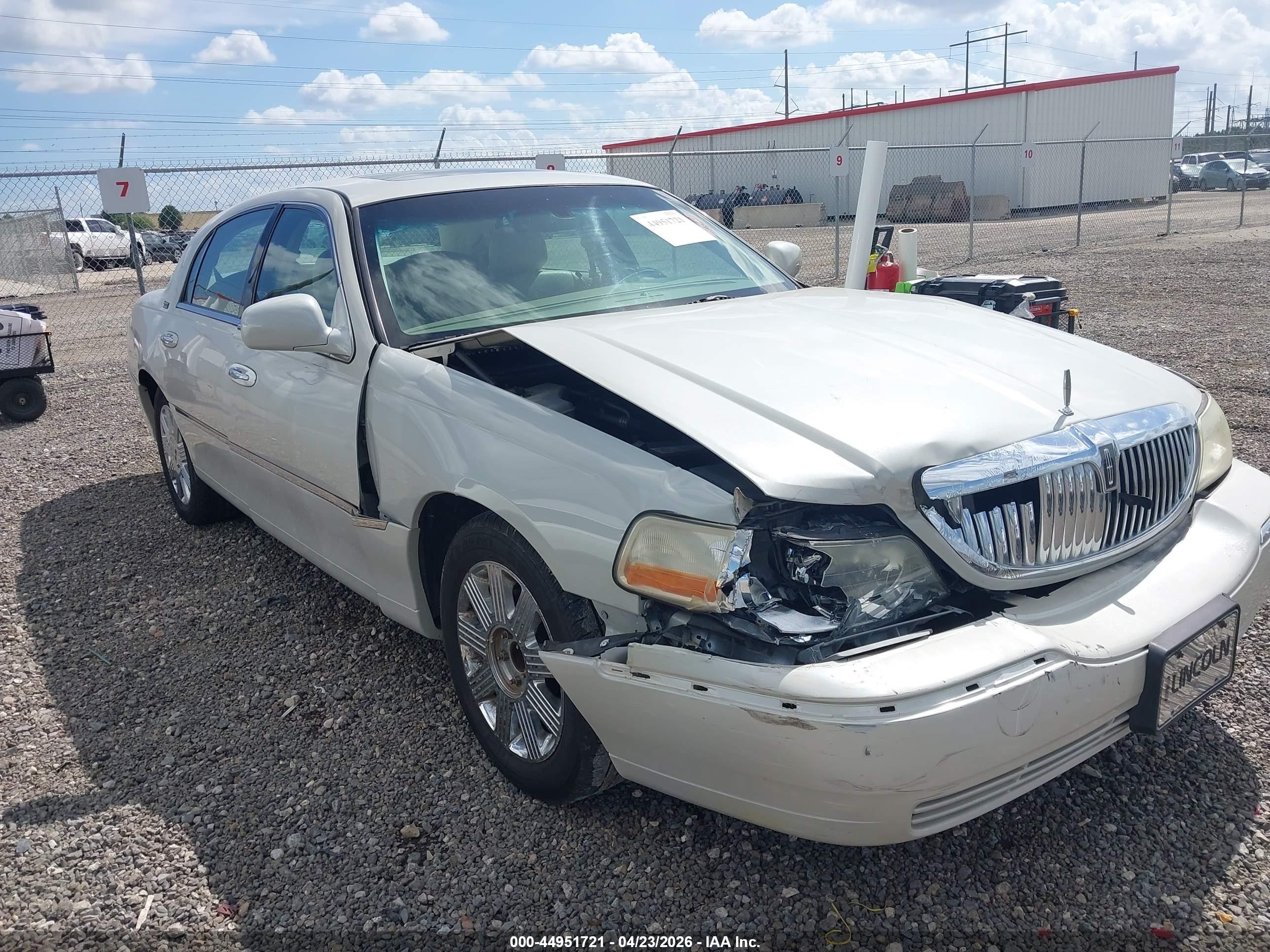 2007 Lincoln Town Car Signature Limited White vin: 1LNHM82V27Y610455