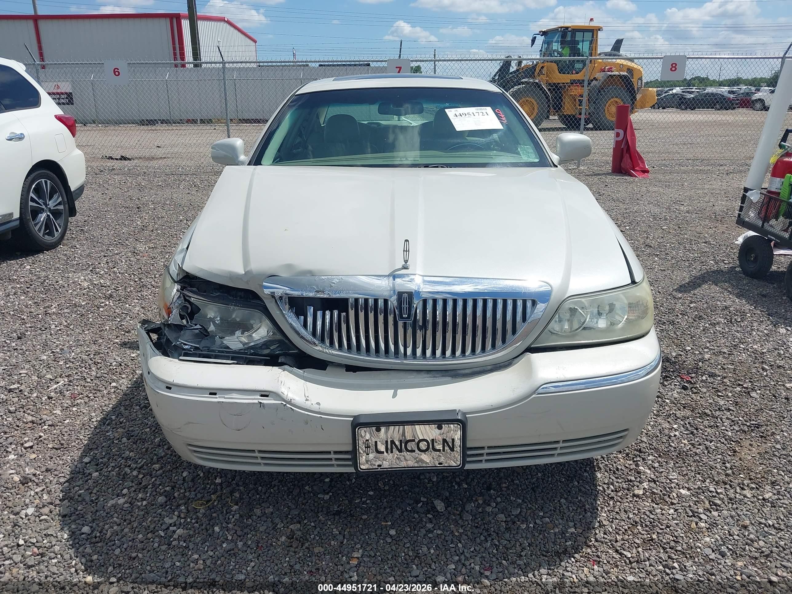 2007 Lincoln Town Car Signature Limited White vin: 1LNHM82V27Y610455