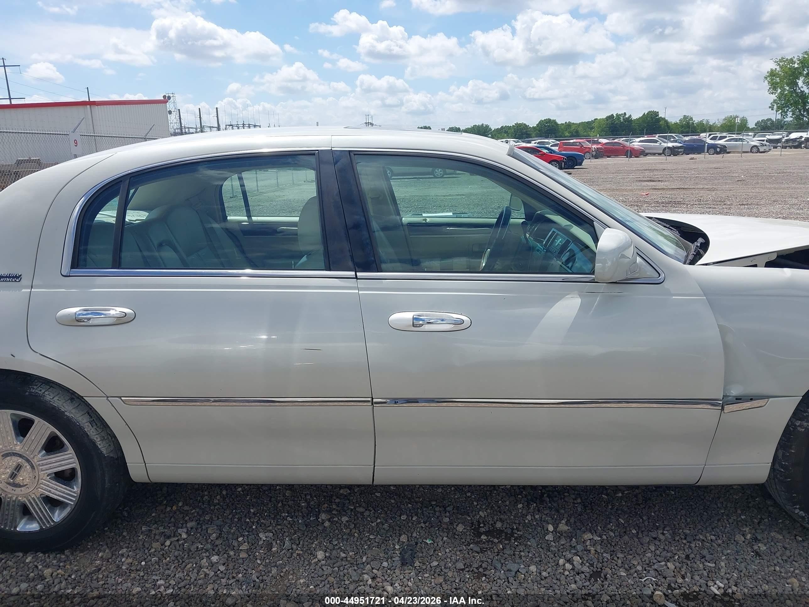 2007 Lincoln Town Car Signature Limited White vin: 1LNHM82V27Y610455
