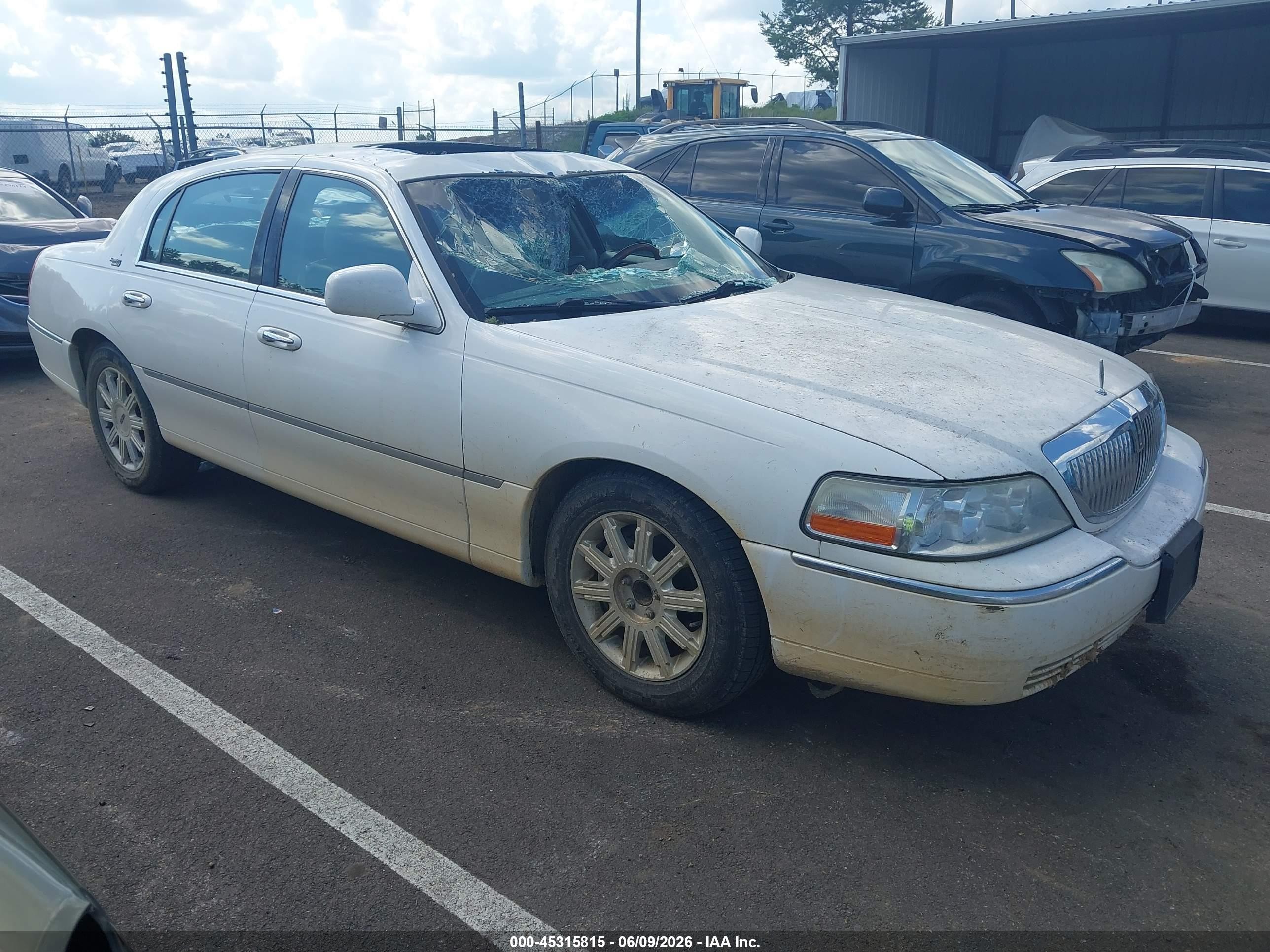 2007 Lincoln Town Car Signature Limited White vin: 1LNHM82V27Y628972