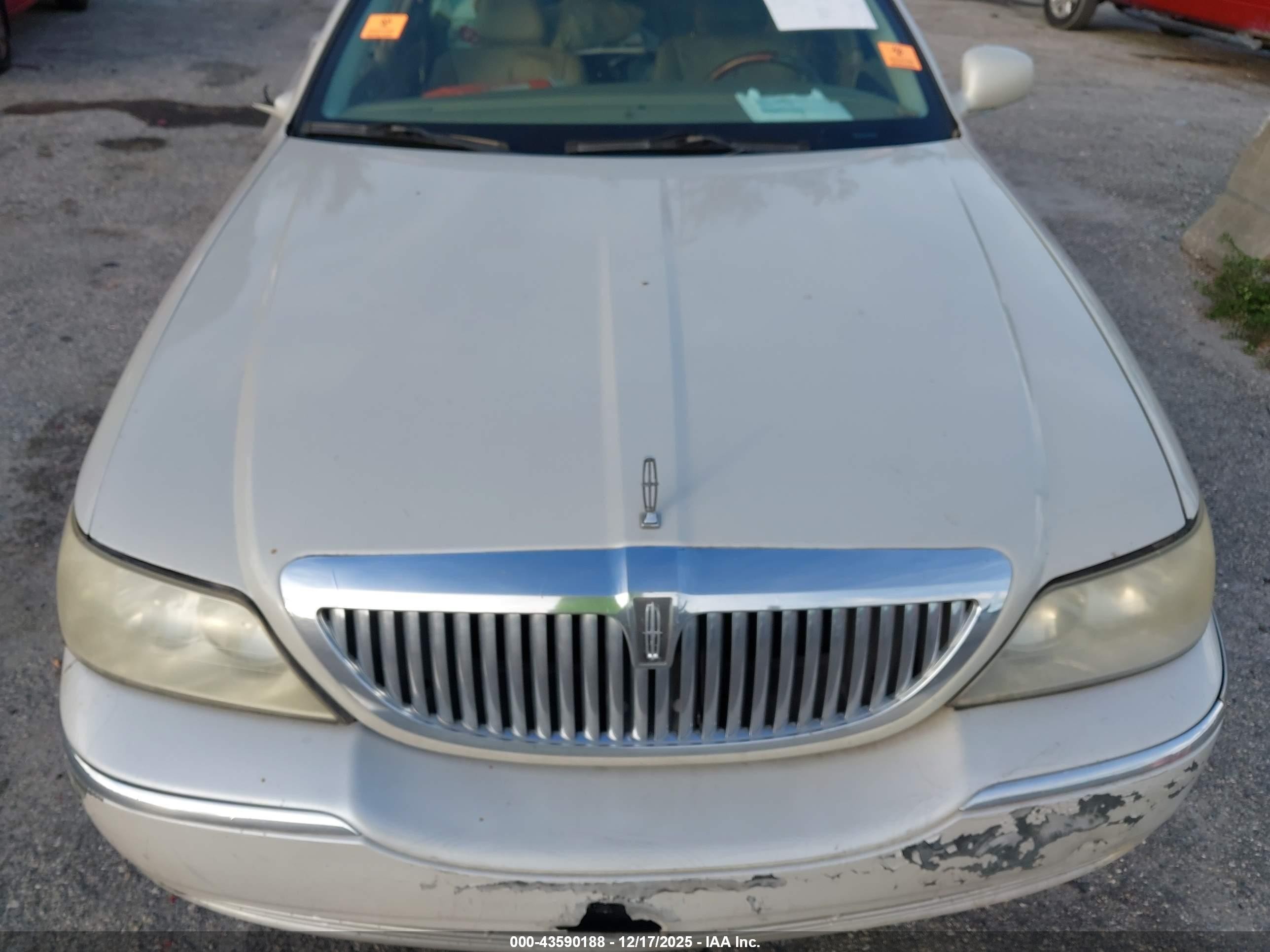 2007 Lincoln Town Car Signature Limited Белый vin: 1LNHM82V27Y637073