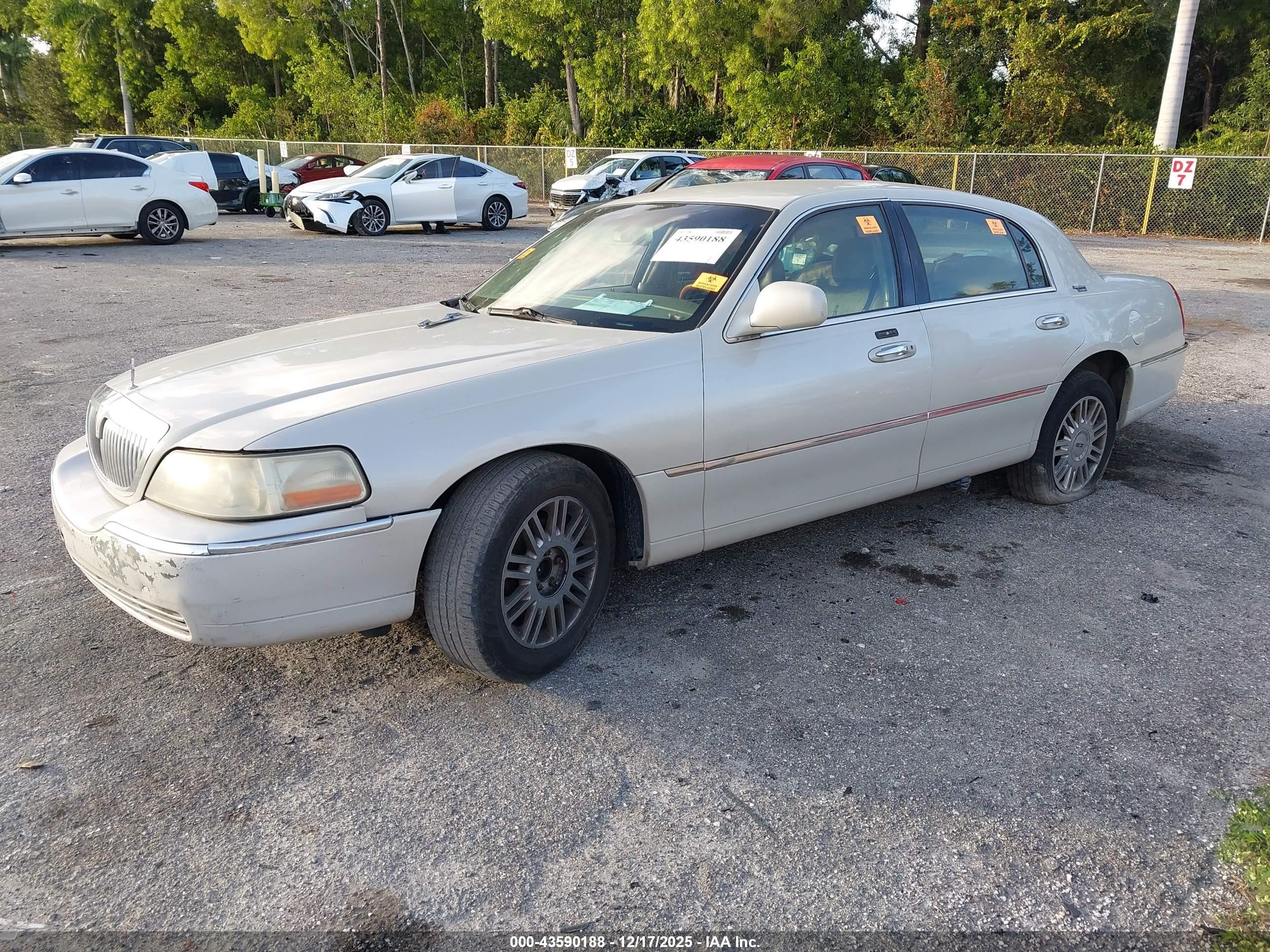 2007 Lincoln Town Car Signature Limited Белый vin: 1LNHM82V27Y637073