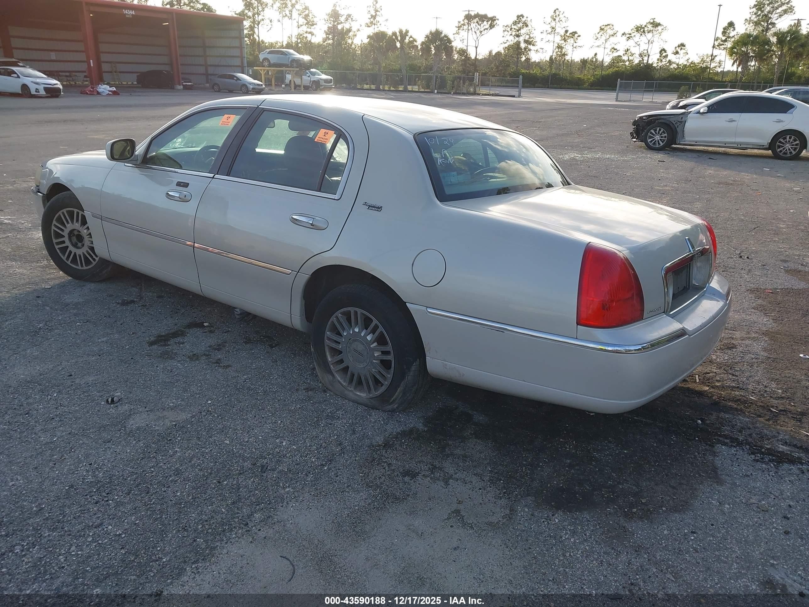 2007 Lincoln Town Car Signature Limited Белый vin: 1LNHM82V27Y637073