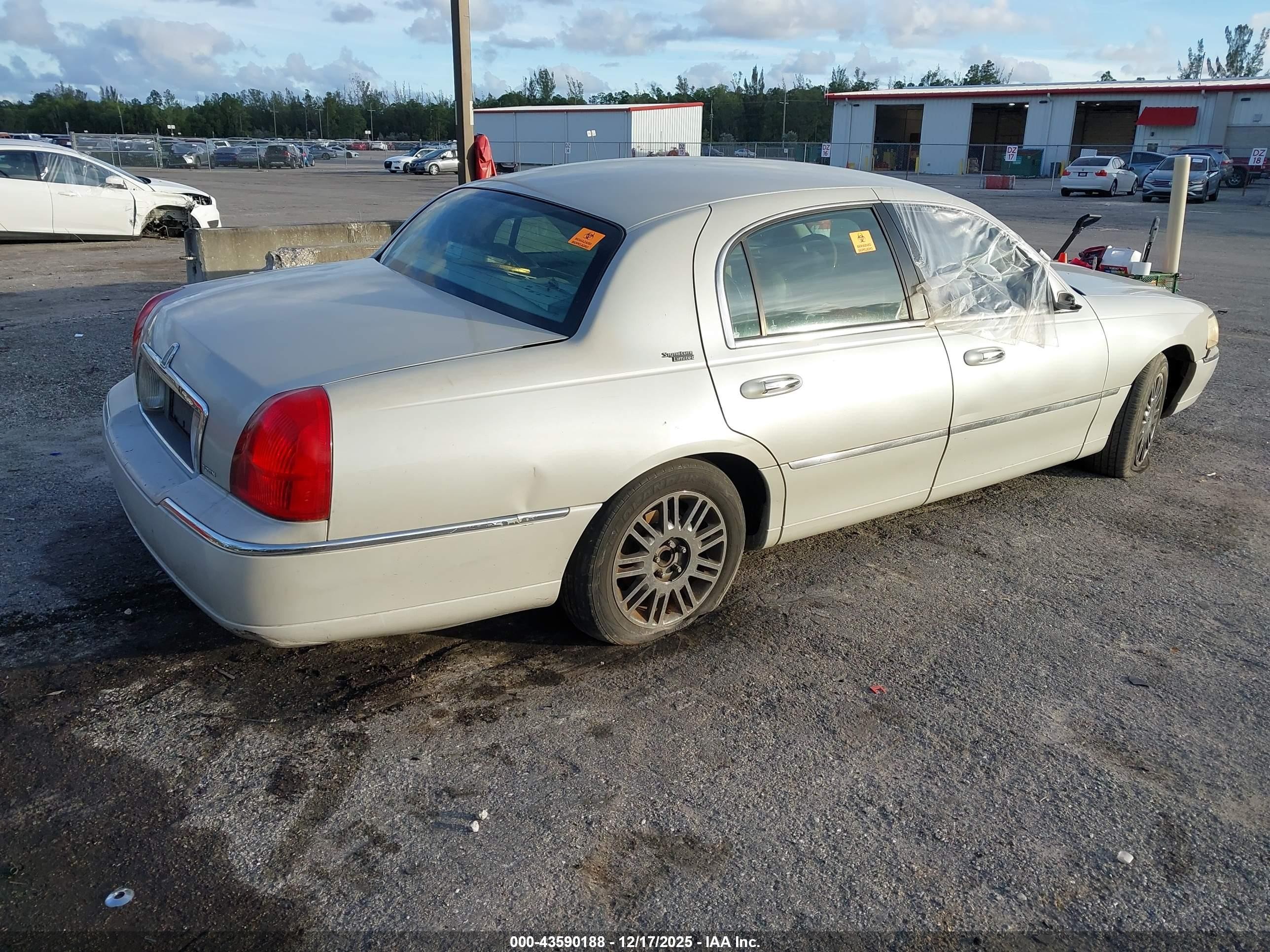 2007 Lincoln Town Car Signature Limited Белый vin: 1LNHM82V27Y637073