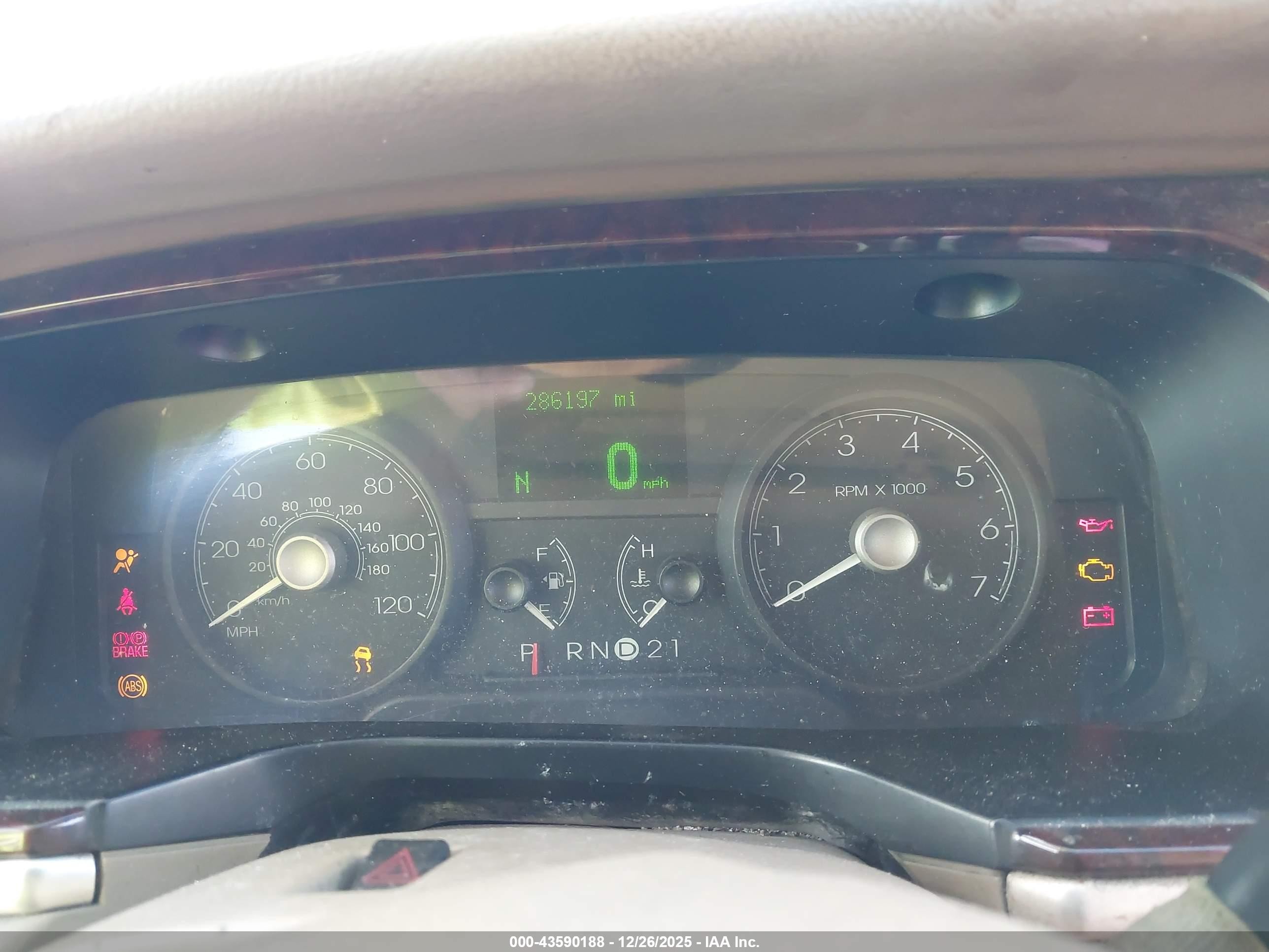 2007 Lincoln Town Car Signature Limited Белый vin: 1LNHM82V27Y637073