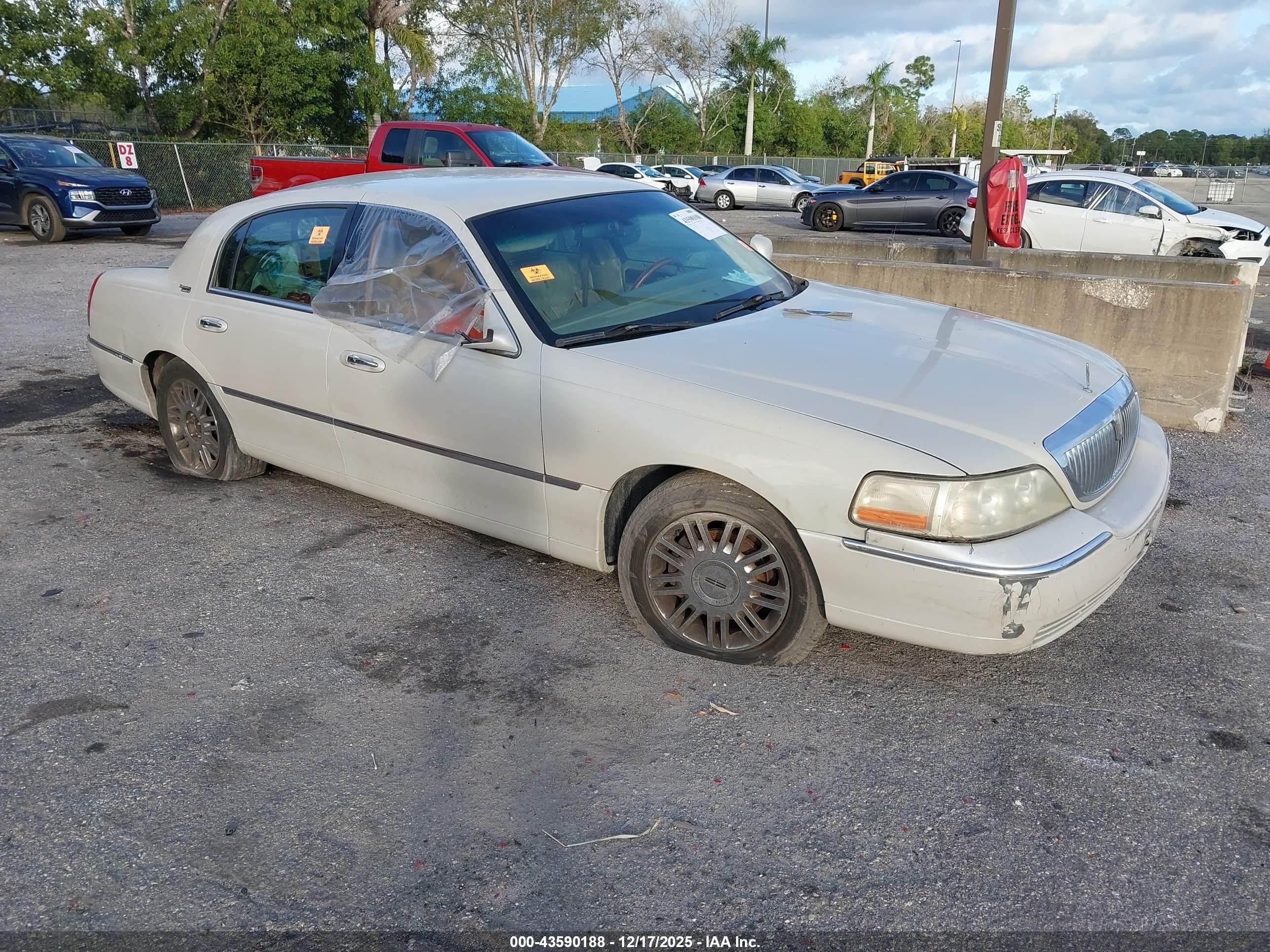 2007 Lincoln Town Car Signature Limited White vin: 1LNHM82V27Y637073