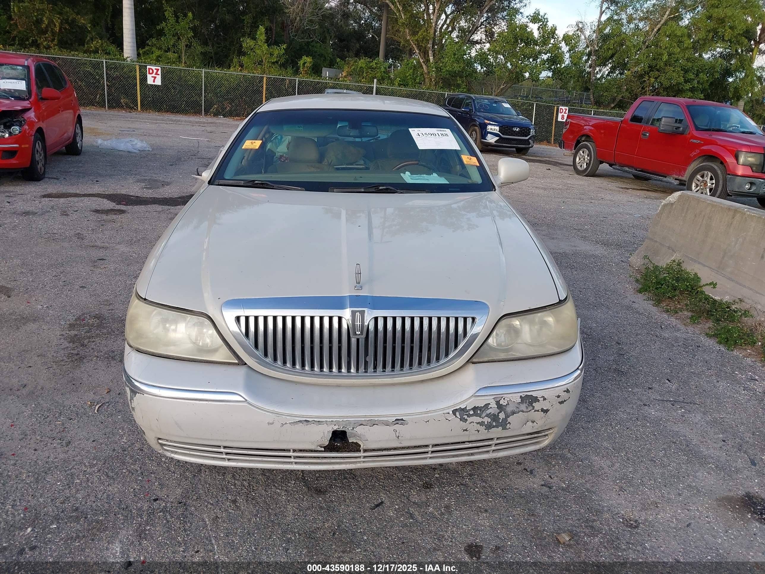 2007 Lincoln Town Car Signature Limited Белый vin: 1LNHM82V27Y637073