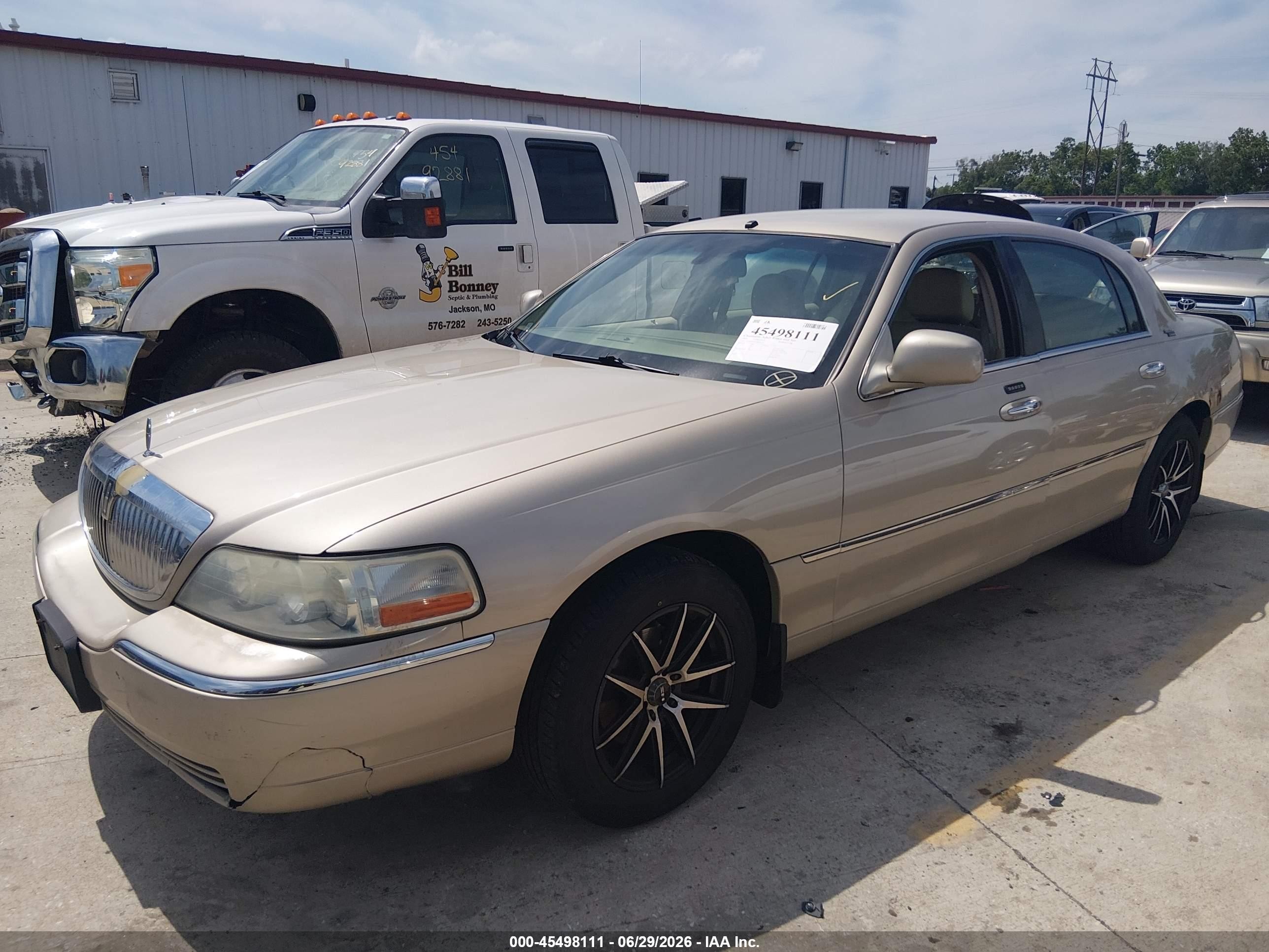 2007 Lincoln Town Car Signature Limited Gold vin: 1LNHM82V37Y609752
