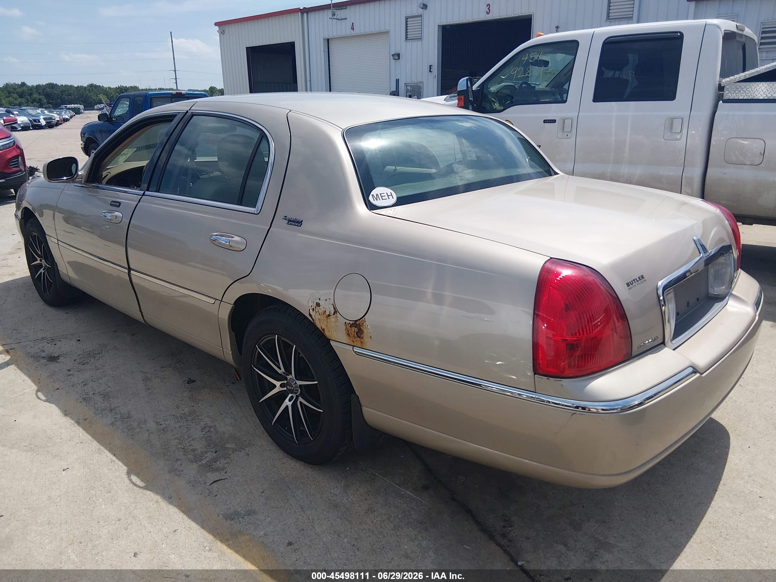 2007 Lincoln Town Car Signature Limited Gold vin: 1LNHM82V37Y609752
