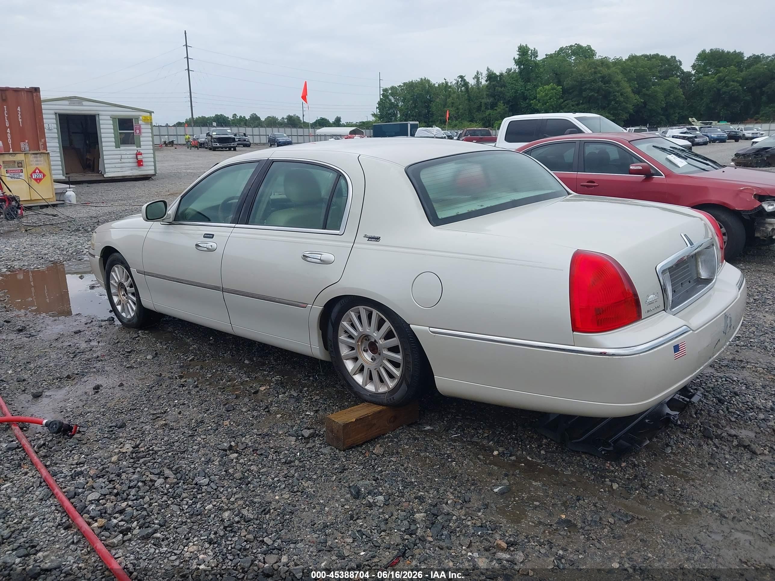 2007 Lincoln Town Car   Cream vin: 1LNHM82V37Y620055